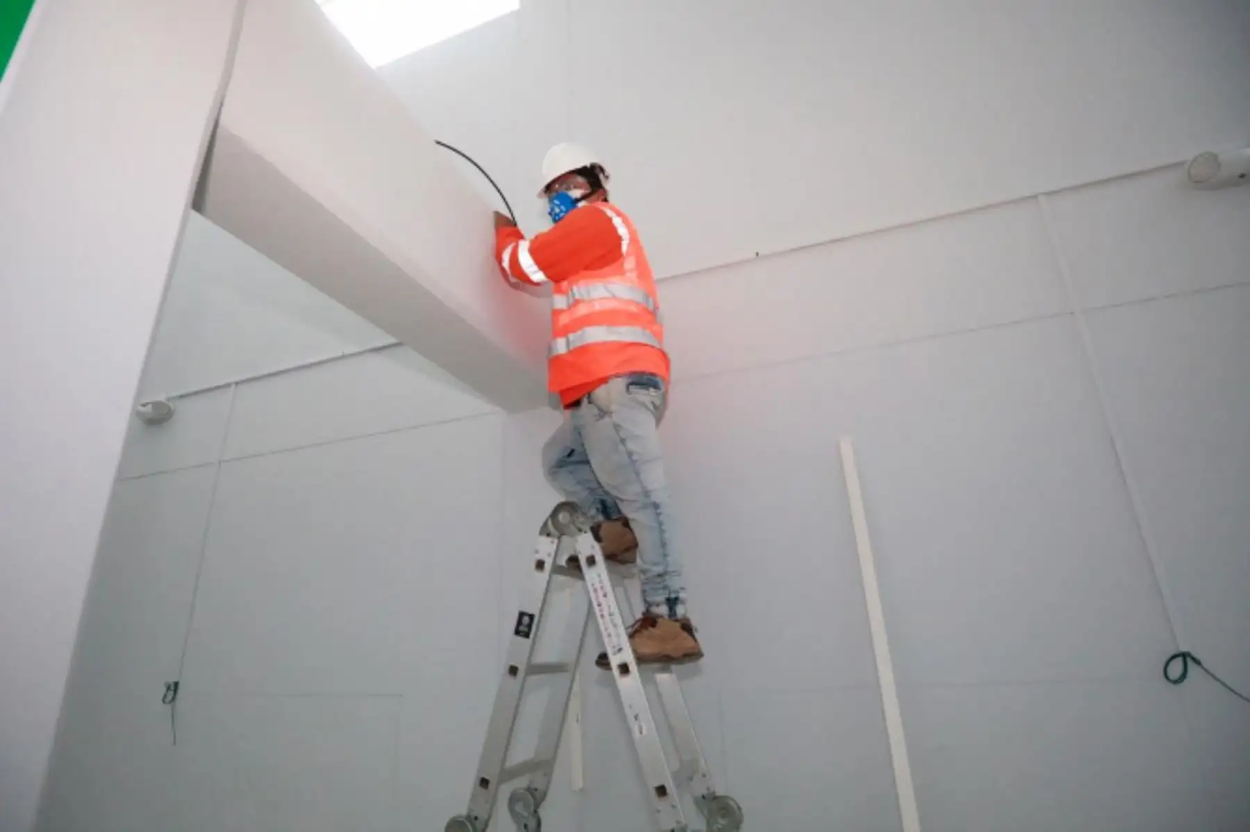 El ministro de Vivienda Rodolfo Yáñez, junto al personal de salud, inspecciona las instalaciones del Estadio de Sullana, donde se construye un hospital de contingencia que albergará a pacientes diagnosticados con coronavirus de la provincia.Foto:ANDINA/MVCS