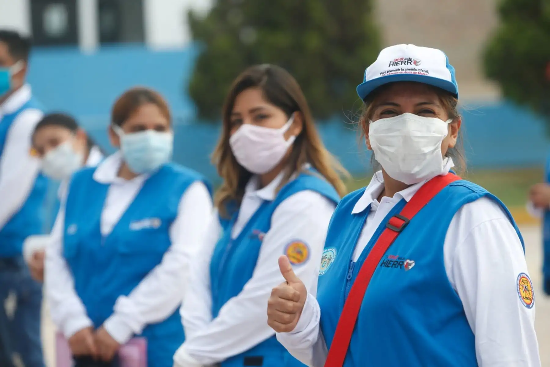 El ministro de Salud, Víctor Zamora, 
 hizo entrega de 50 000 mascarillas comunitarias al alcalde del distrito de Comas, Raúl Díaz. Esta primera entrega es parte de un lote de 200 000 mascarillas reutilizables y lavables que componen la estrategia para evitar la propagación del Coronavirus. Foto: ANDINA/Minsa