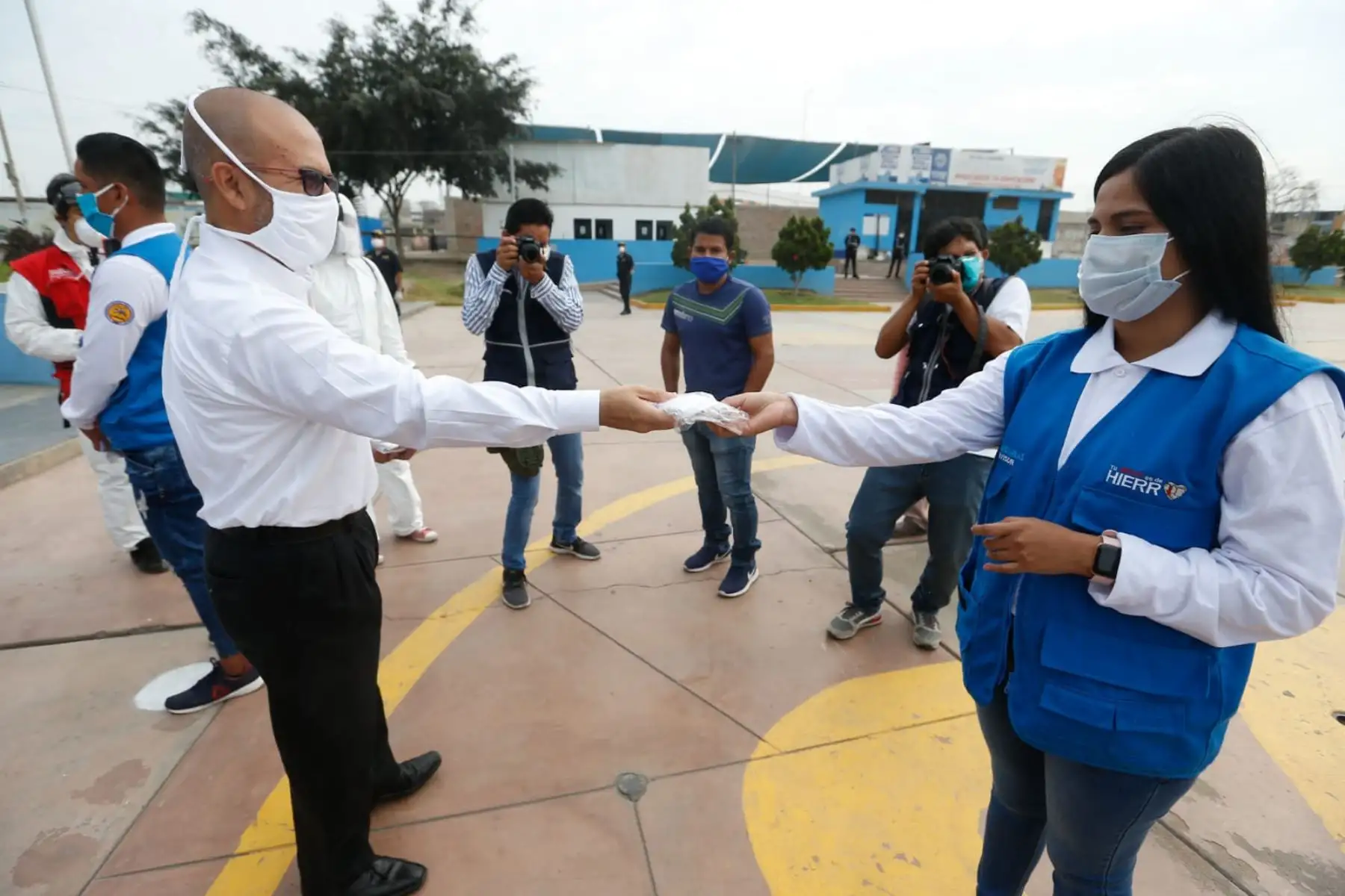 hizo entrega de 50 000 mascarillas comunitarias al alcalde del distrito de Comas, Raúl Díaz. Esta primera entrega es parte de un lote de 200 000 mascarillas reutilizables y lavables que componen la estrategia para evitar la propagación del Coronavirus. Foto: ANDINA/Minsa