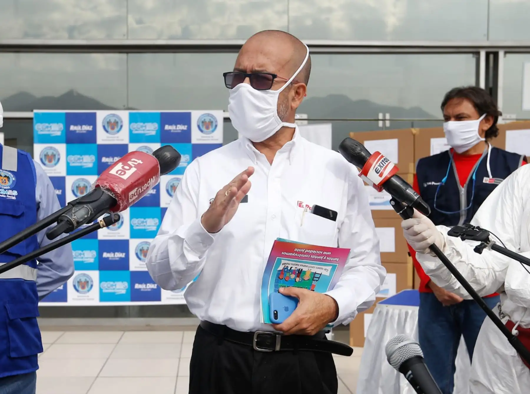 hizo entrega de 50 000 mascarillas comunitarias al alcalde del distrito de Comas, Raúl Díaz. Esta primera entrega es parte de un lote de 200 000 mascarillas reutilizables y lavables que componen la estrategia para evitar la propagación del Coronavirus. Foto: ANDINA/Minsa