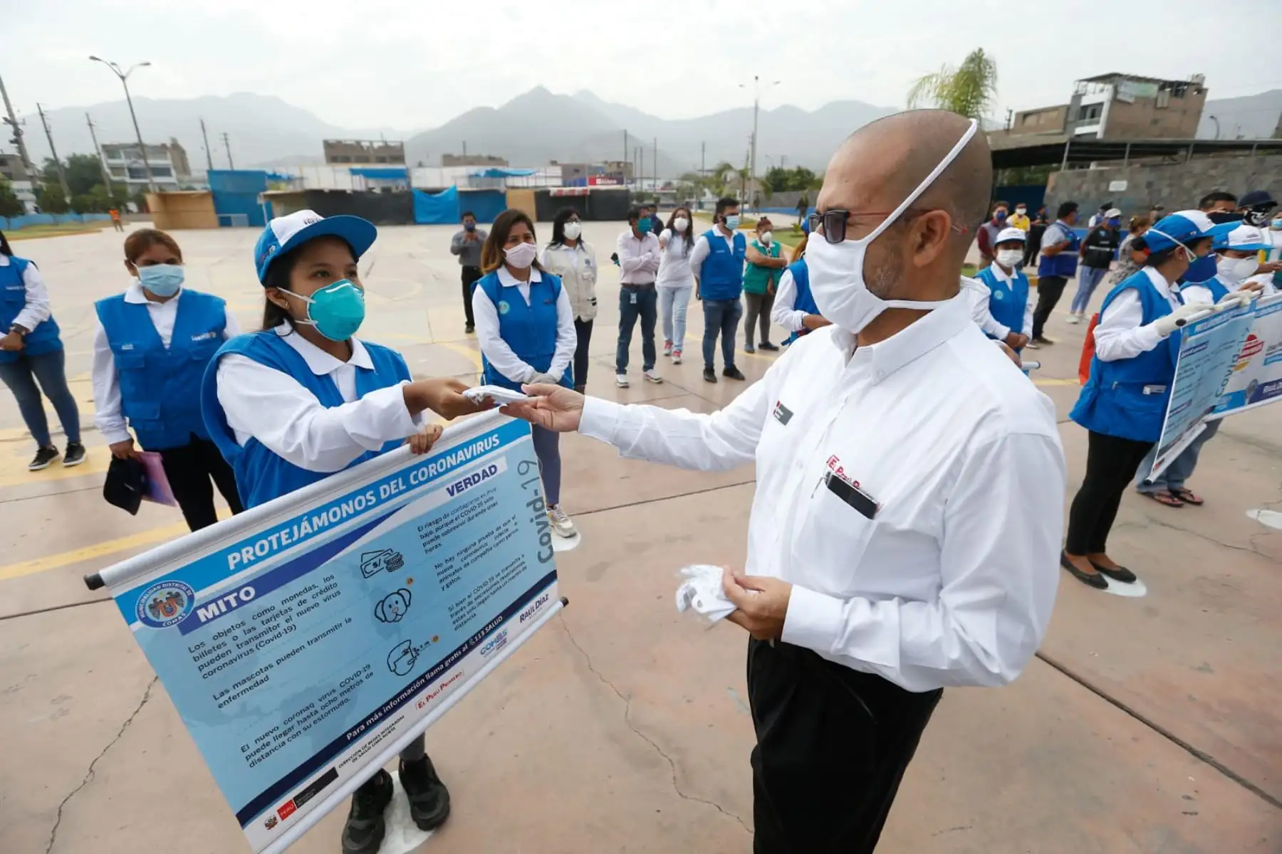 hizo entrega de 50 000 mascarillas comunitarias al alcalde del distrito de Comas, Raúl Díaz. Esta primera entrega es parte de un lote de 200 000 mascarillas reutilizables y lavables que componen la estrategia para evitar la propagación del Coronavirus. Foto: ANDINA/Minsa