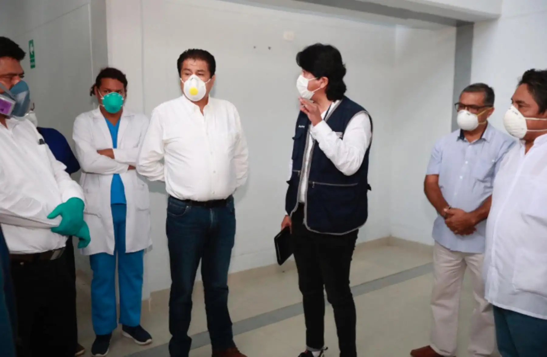 El ministro de Vivienda Rodolfo Yáñez, junto al personal de salud, inspecciona las instalaciones del Estadio de Sullana, donde se construye un hospital de contingencia que albergará a pacientes diagnosticados con coronavirus de la provincia.Foto:ANDINA/MVCS