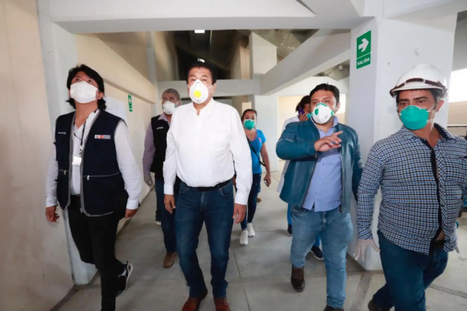 El ministro de Vivienda Rodolfo Yáñez, junto al personal de salud, inspecciona las instalaciones del Estadio de Sullana, donde se construye un hospital de contingencia que albergará a pacientes diagnosticados con coronavirus de la provincia.Foto:ANDINA/MVCS