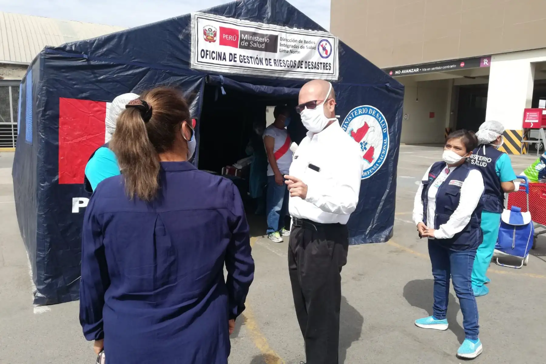 El ministro de Salud, Víctor Zamora, llegó también  al Centro Comercial Real Plaza de Pro, en Comas, para verificar la vacunación por influenza y neumococo a población vulnerable. Esta iniciativa se desarrollará durante la próxima semana en el horario de 08:00 a. m. a 2:00 p. m. Foto: ANDINA/Minsa