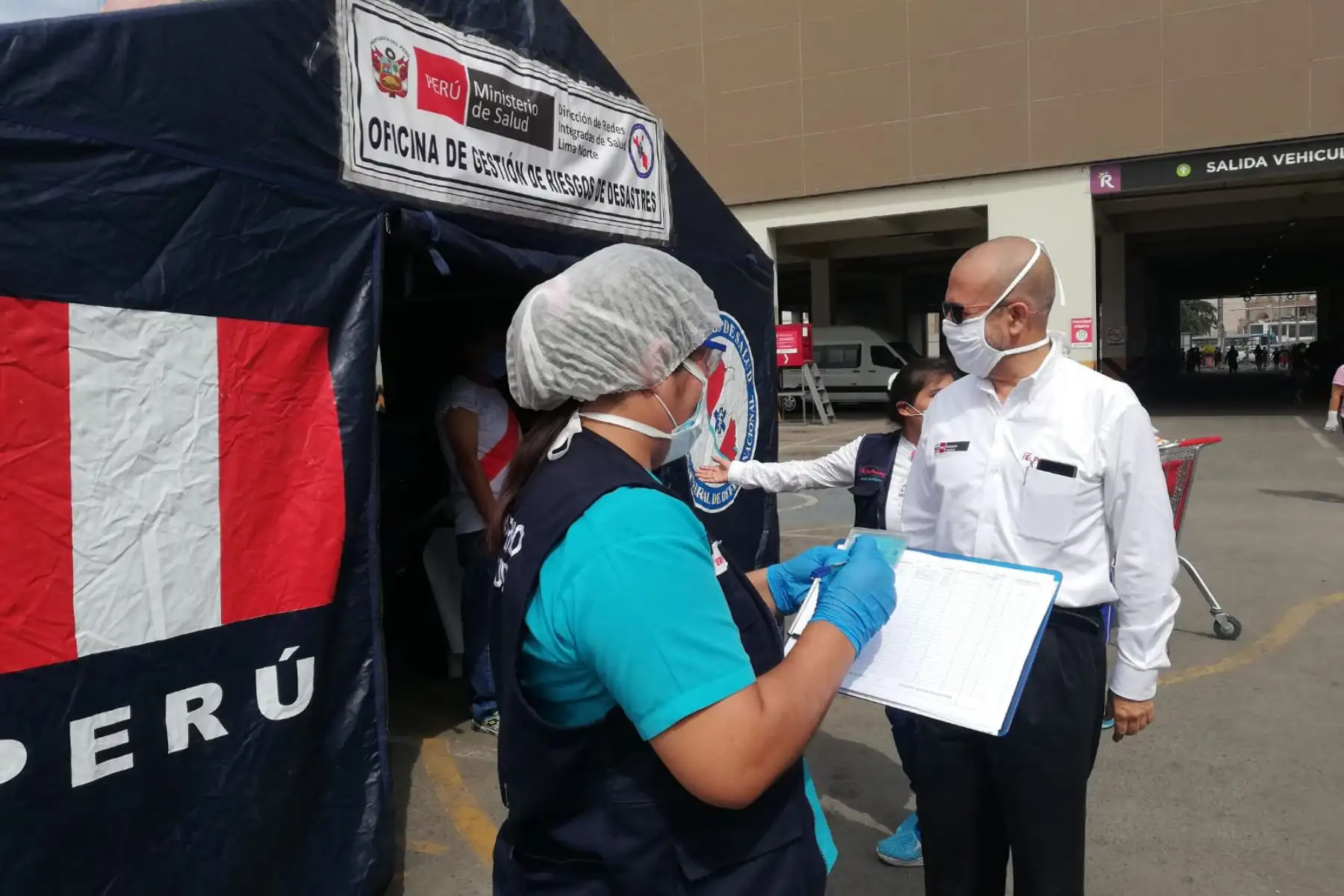 El ministro de Salud, Víctor Zamora, llegó también  al Centro Comercial Real Plaza de Pro, en Comas, para verificar la vacunación por influenza y neumococo a población vulnerable. Esta iniciativa se desarrollará durante la próxima semana en el horario de 08:00 a. m. a 2:00 p. m. Foto: ANDINA/Minsa
