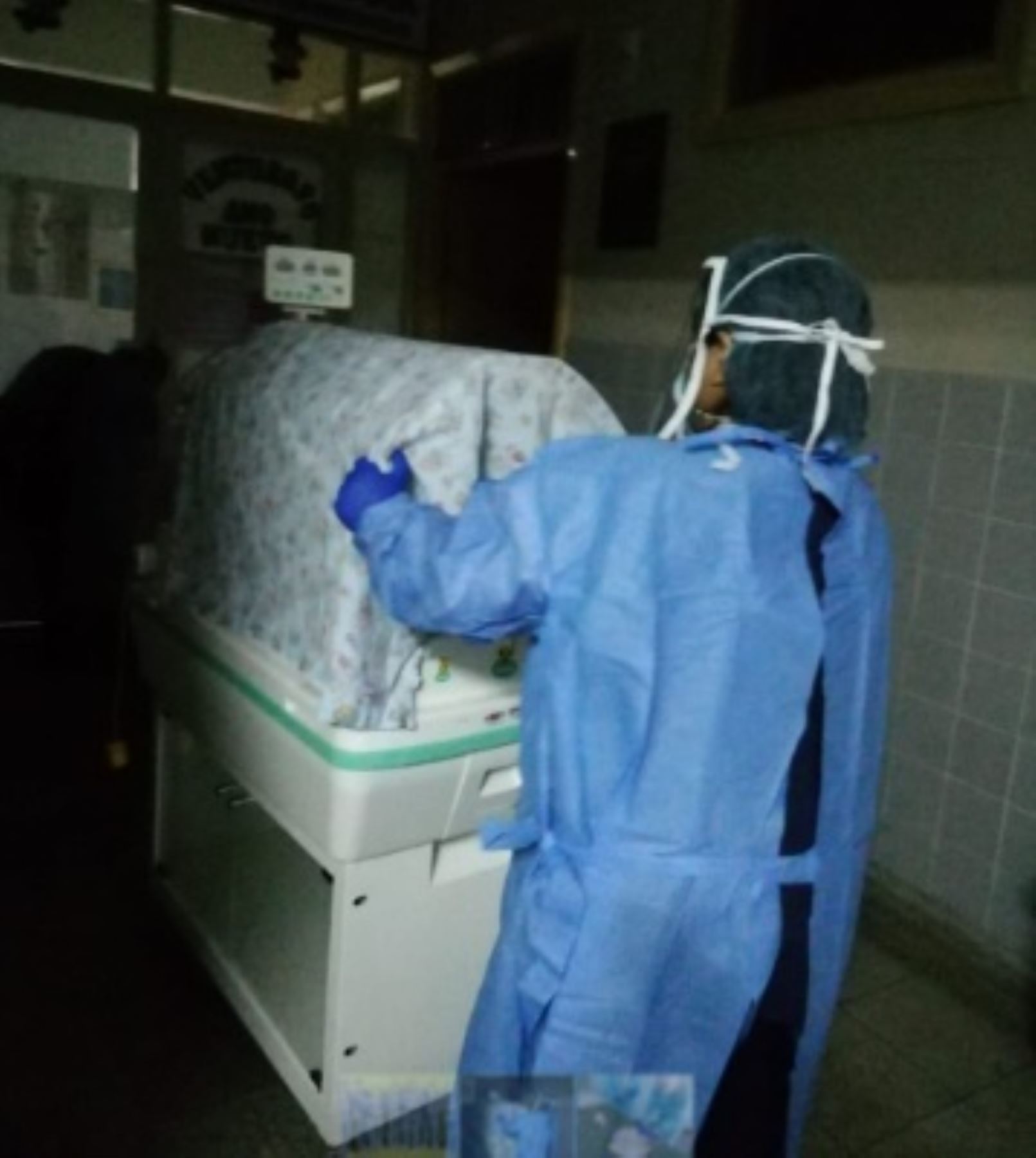 Una bebé que nació de una mujer diagnosticada con corovonavirus covid-19 en el hospital regional Eleazar Guzmán Barrón de  Nuevo Chimbote, en Áncash, ha dado negativo a la prueba molecular para descartar esta enfermedad.