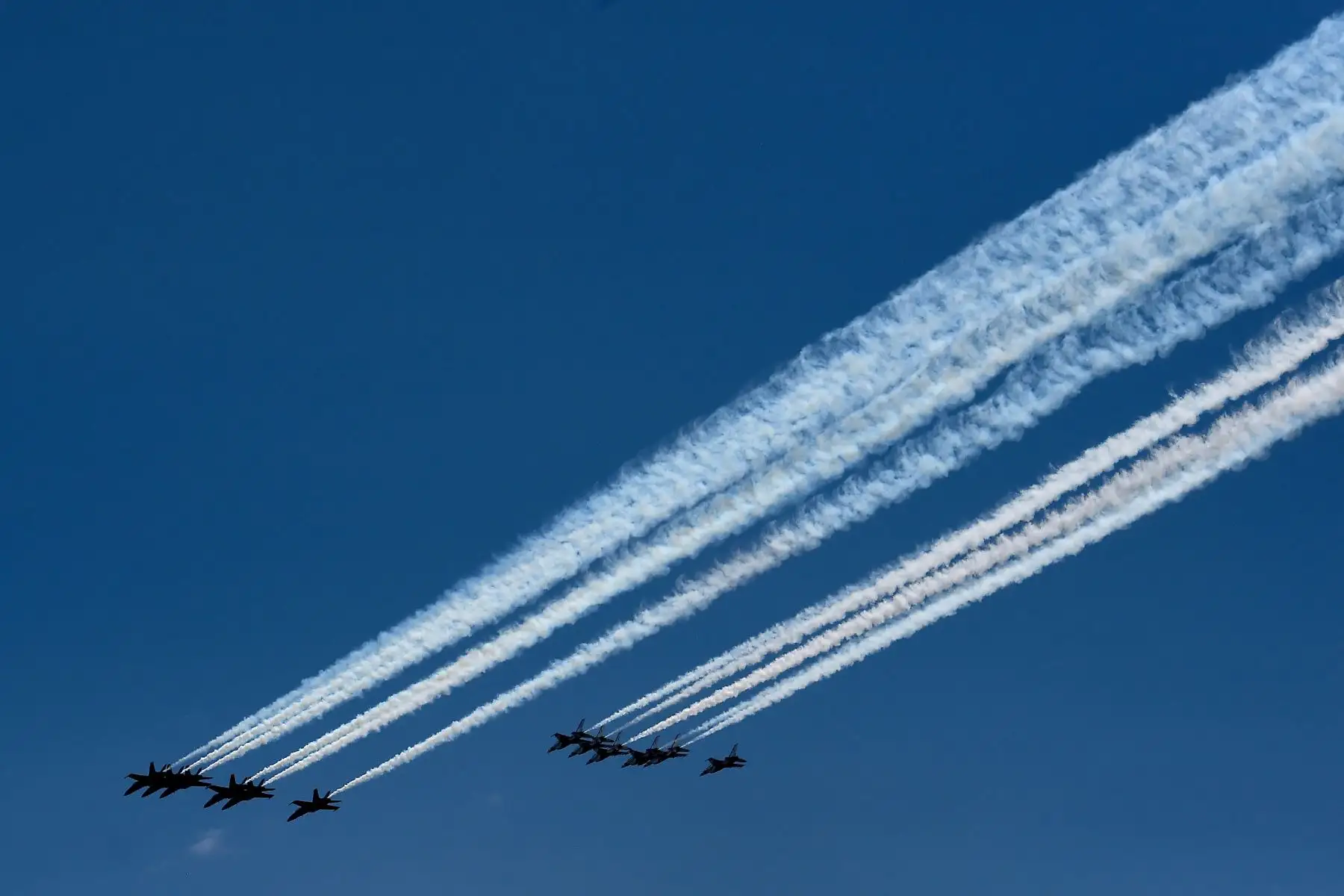 Los Blue Angels de la Marina y los Thunderbirds de la Fuerza Aérea de los EE.UU. sobrevuelan el área de Washington, DC. Foto: AFP