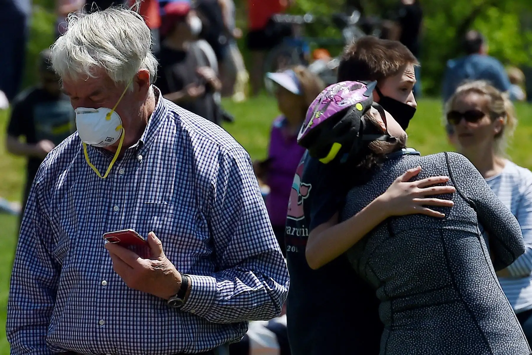 Ciudadanos con máscaras faciales se reúnen en un parque para ver a los Blue Angels de la Marina y a los Thunderbirds de la Fuerza Aérea de los EE. UU. vuelvan sobre el cielo de Washington. Foto: AFP
