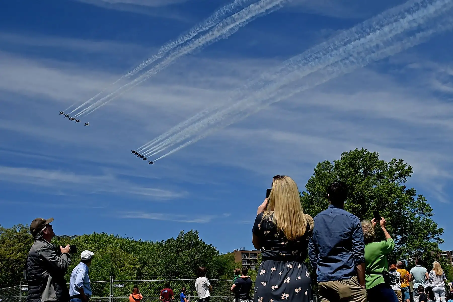 Los Blue Angels de la Marina y los Thunderbirds de la Fuerza Aérea de los EE. UU. vuelan sobre el área de Washington, DC. Foto: AFP