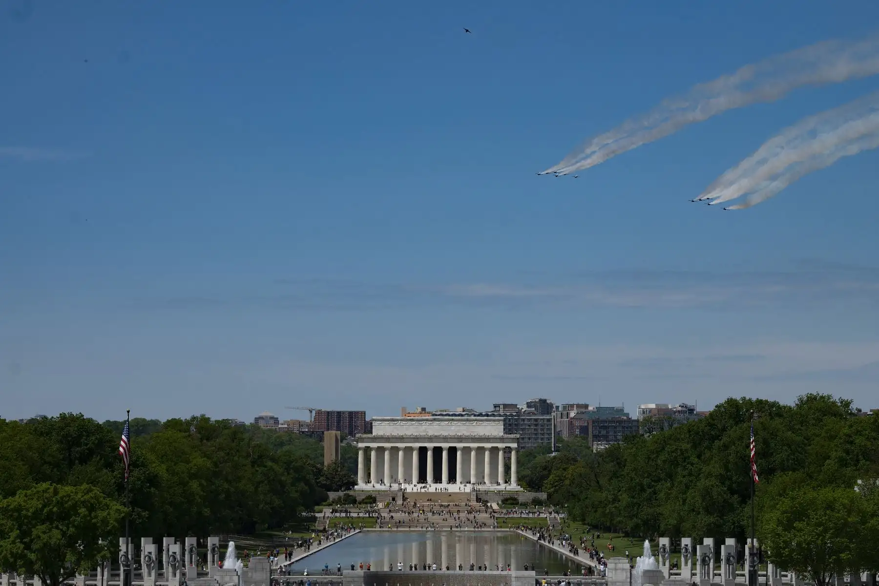 Los Blue Angels de la Marina y los Thunderbirds de la Fuerza Aérea de EE.UU. sobrevuelan cercad al memorial de Lincoln, en Washington. Foto: AFP