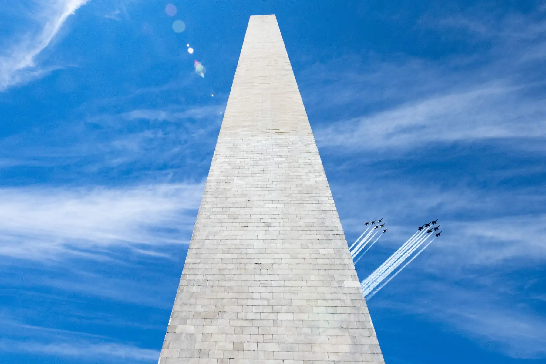 Lo Blue Angels de la Marina y los Thunderbirds de la Fuerza Aérea de los EE.UU. vuelan cerca al Monumento a Washington, DC. Foto: AFP