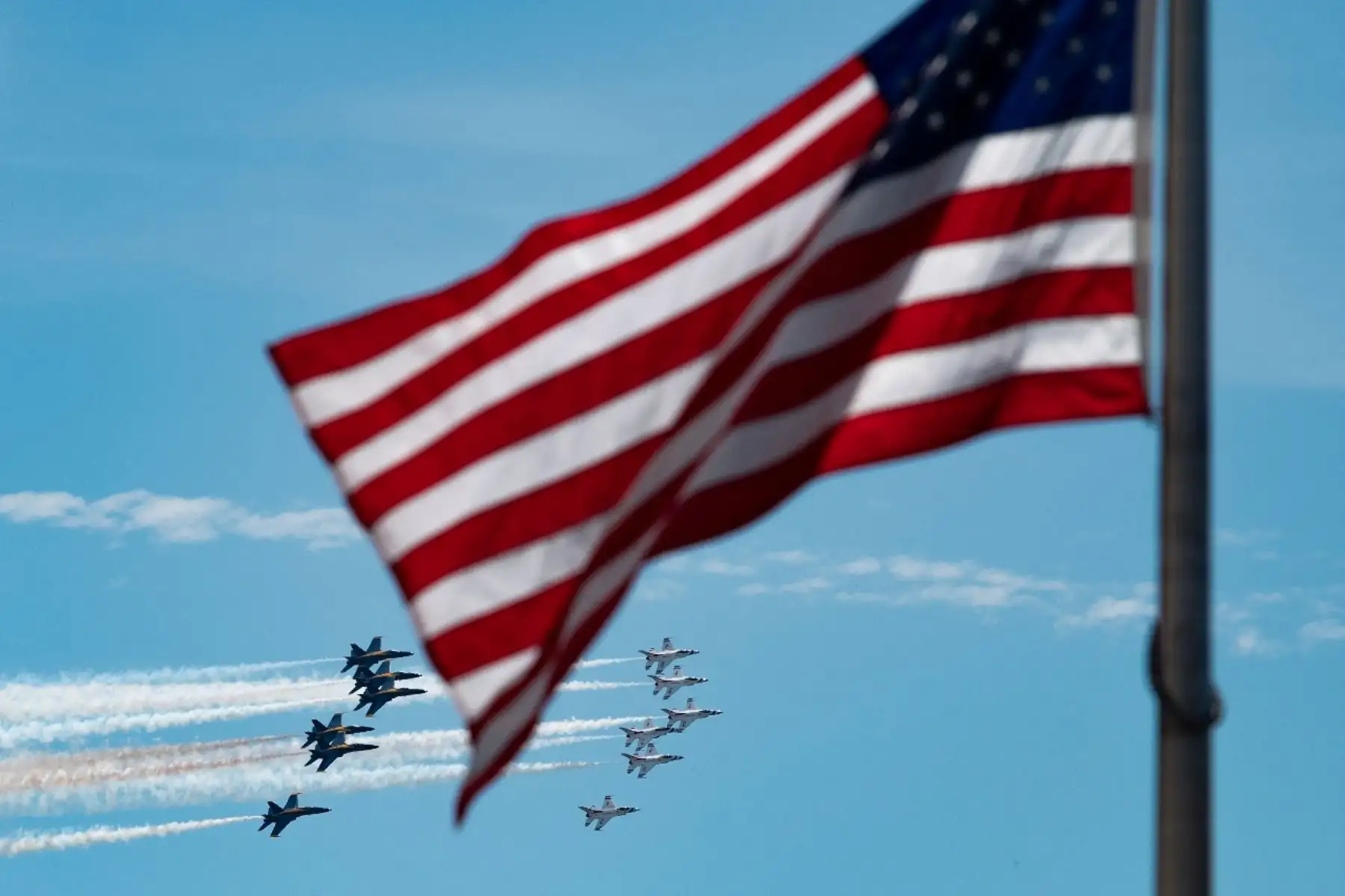 Blue Angels de la Marina y los Thunderbirds de la Fuerza Aérea de los EE.UU. sobrevolaron para rendir homenaje a héroes que combaten la pandemia. Foto: AFP