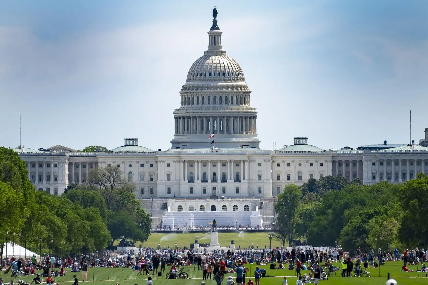 Ciudadanos se concentran en el National Mall de Washington para observar los Blue Angels de la Marina y los Thunderbirds de la Fuerza Aérea de los EE.UU. quienes rinden homenaje a héroes que combaten la pandemia. Foto: AFP