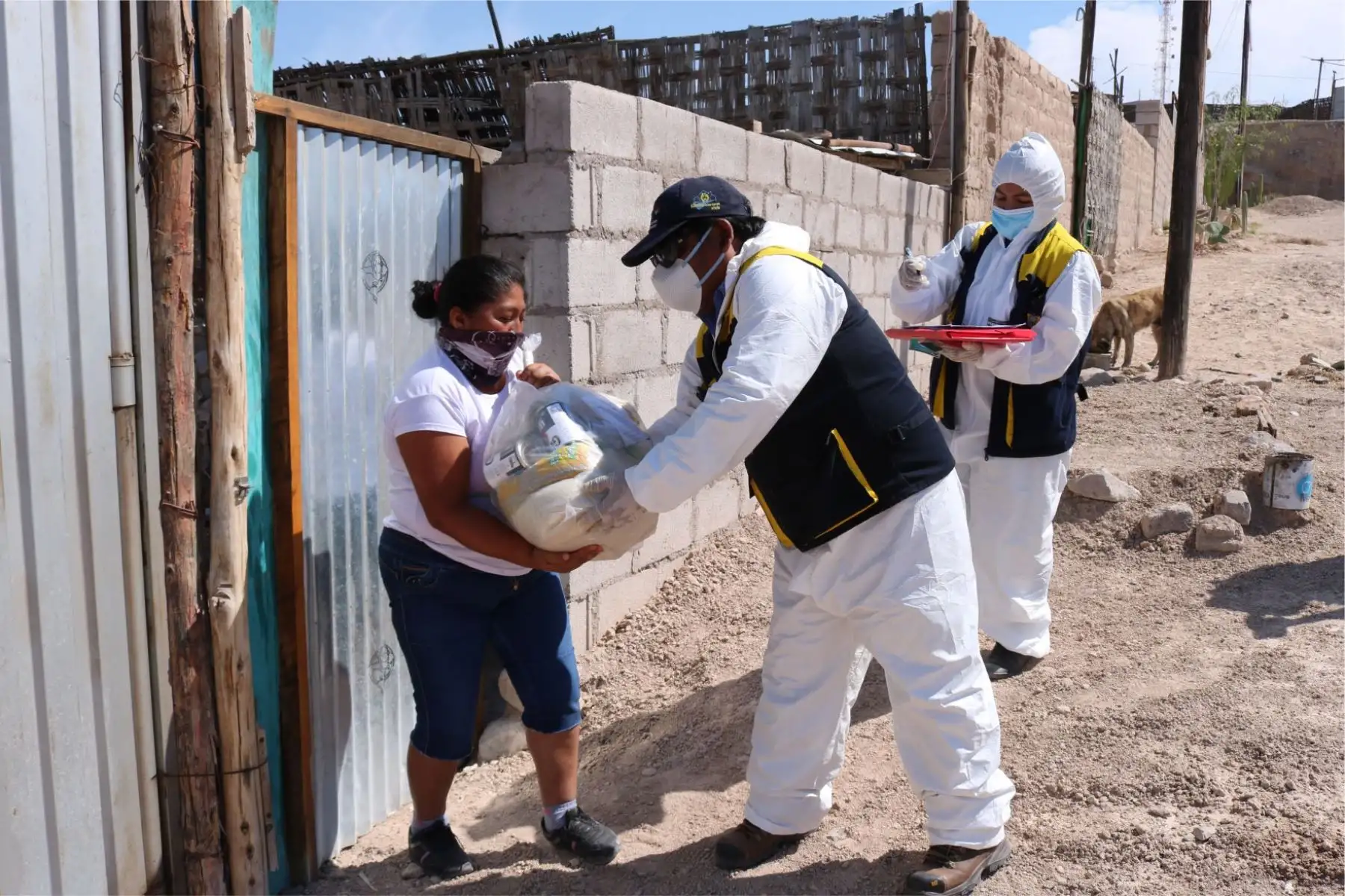 Familias vulnerables de los centros poblados de San Antonio, San Francisco, Chen Chen, Los Ángeles y Cercado de la ciudad, recibieron sus canastas con alimentos de primera necesidad por parte de la Municipalidad Provincial Mariscal Nieto de Moquegua. Foto: ANDINA/Municipalidad de Moquegua