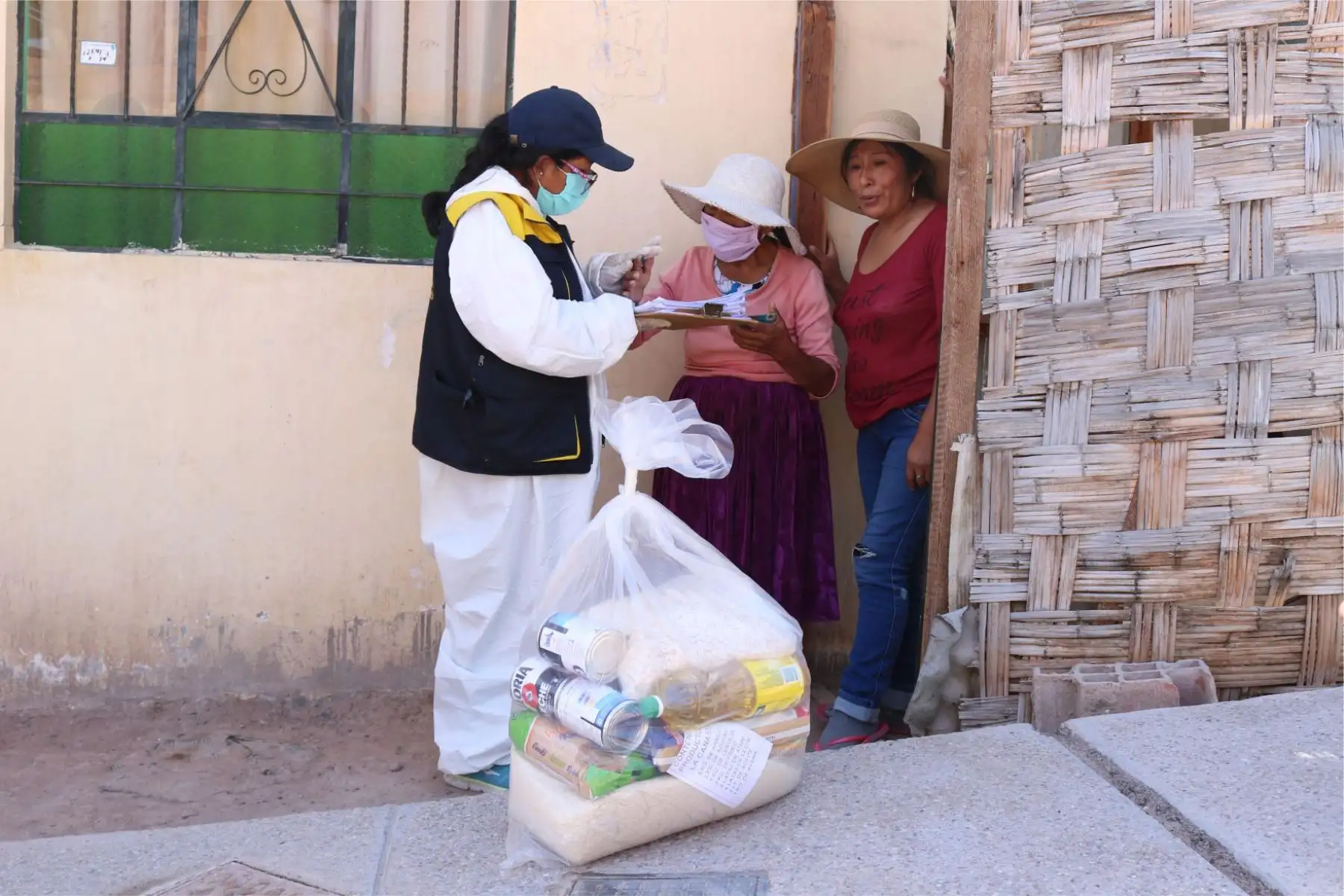 Familias vulnerables de los centros poblados de San Antonio, San Francisco, Chen Chen, Los Ángeles y Cercado de la ciudad, recibieron sus canastas con alimentos de primera necesidad por parte de la Municipalidad Provincial Mariscal Nieto de Moquegua. Foto: ANDINA/Municipalidad de Moquegua