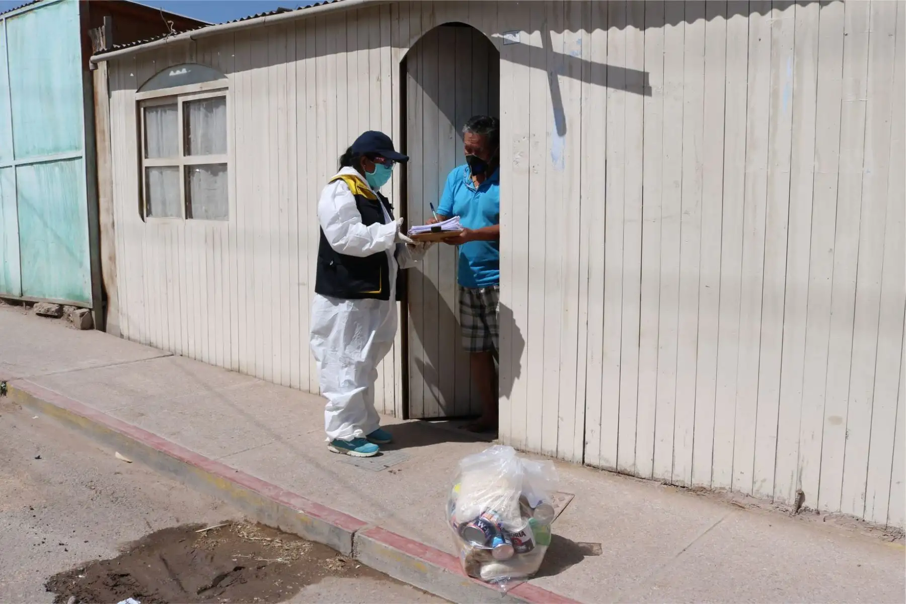 Familias vulnerables de los centros poblados de San Antonio, San Francisco, Chen Chen, Los Ángeles y Cercado de la ciudad, recibieron sus canastas con alimentos de primera necesidad por parte de la Municipalidad Provincial Mariscal Nieto de Moquegua. Foto: ANDINA/Municipalidad de Moquegua