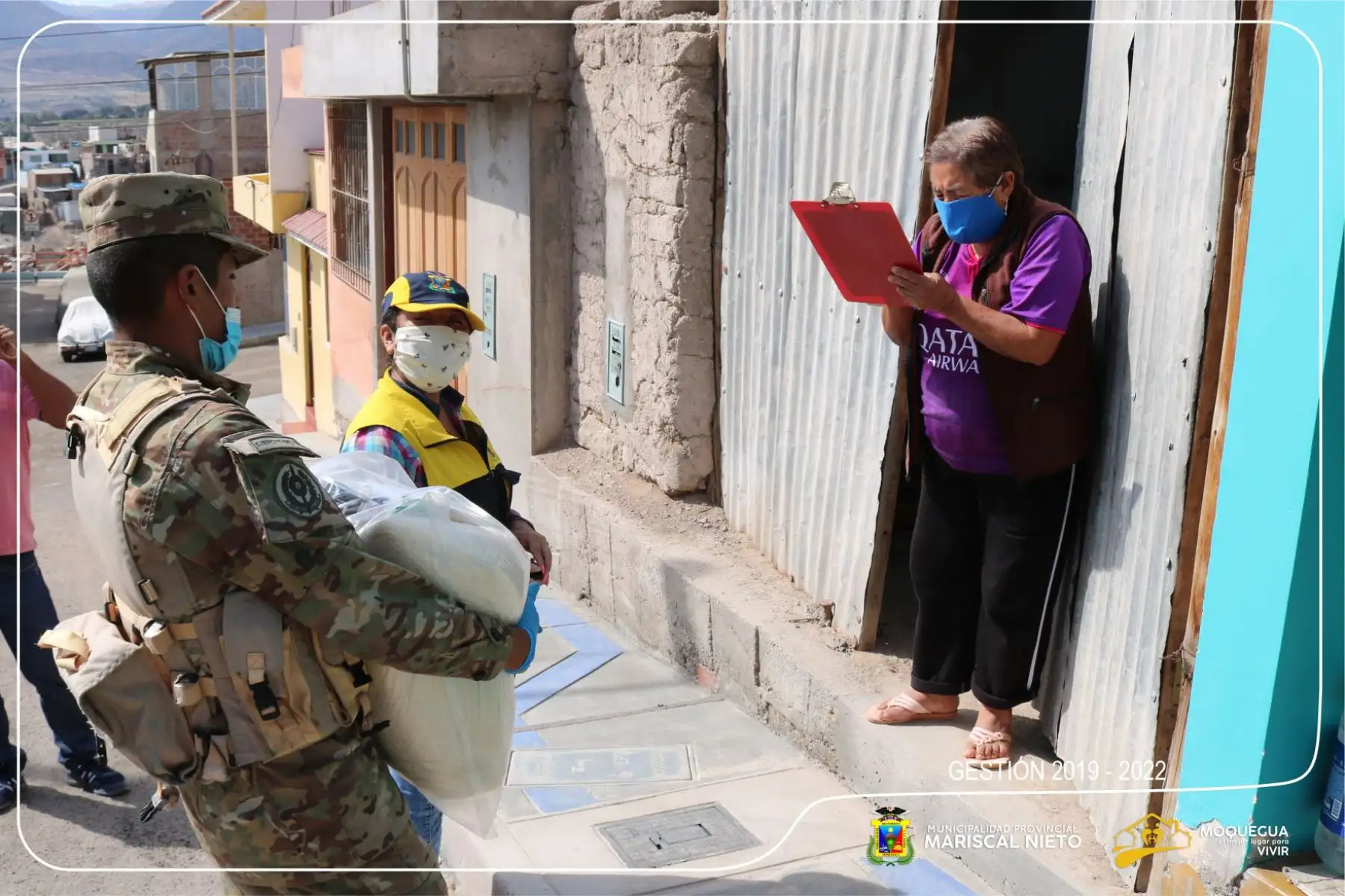 Personal de la comuna provincial con apoyo del Ejército y la Policía se dividieron en grupos de trabajo para distribuir el apoyo en forma simultánea. Foto: ANDINA/Municipalidad de Moquegua