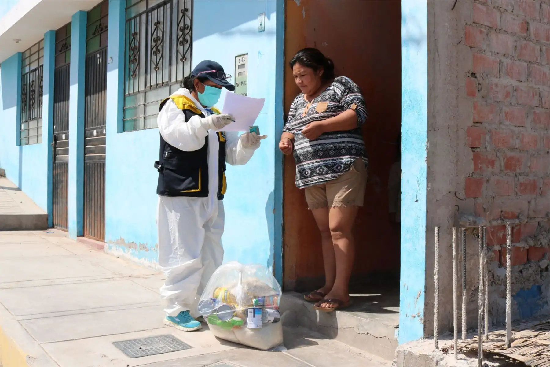Familias vulnerables de los centros poblados de San Antonio, San Francisco, Chen Chen, Los Ángeles y Cercado de la ciudad, recibieron sus canastas con alimentos de primera necesidad por parte de la Municipalidad Provincial Mariscal Nieto de Moquegua. Foto: ANDINA/Municipalidad de Moquegua