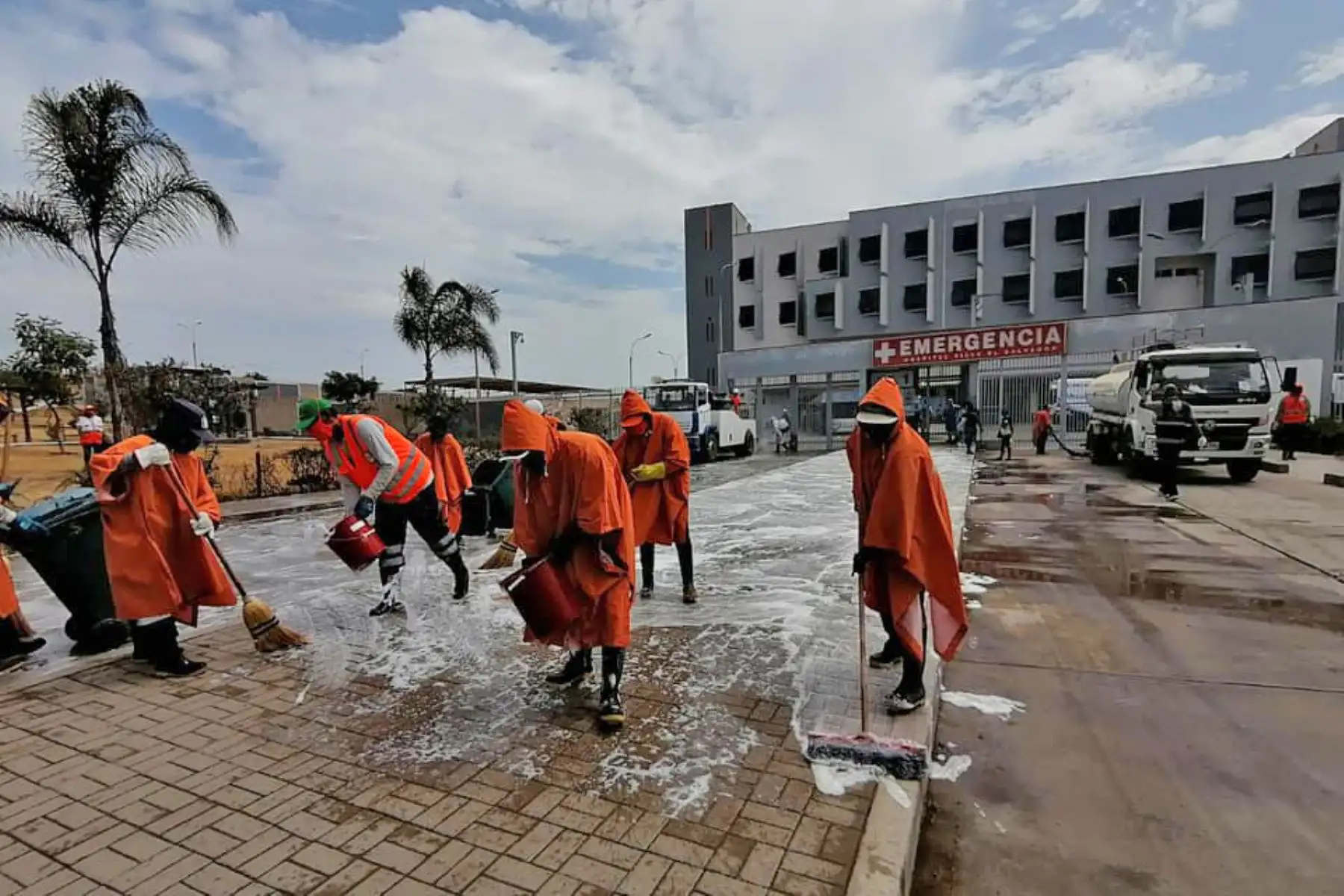 Personal encargado de desinfección de la Municipalidad de Villa El Salvador ejecutó trabajos en los alredores del Hospital de Emergecia de su jurisdicción a fin de evitar la propagación del coronavirus. Foto: ANDINA/Municipalidad de Villa El Savador