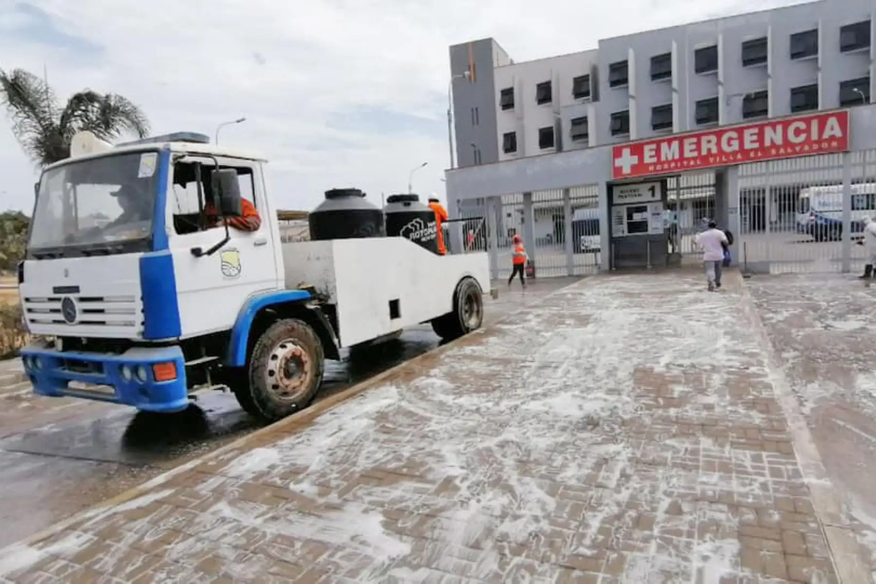 Personal encargado de desinfección de la Municipalidad de Villa El Salvador ejecutó trabajos en los alredores del Hospital de Emergecia de su jurisdicción a fin de evitar la propagación del coronavirus. Foto: ANDINA/Municipalidad de Villa El Savador