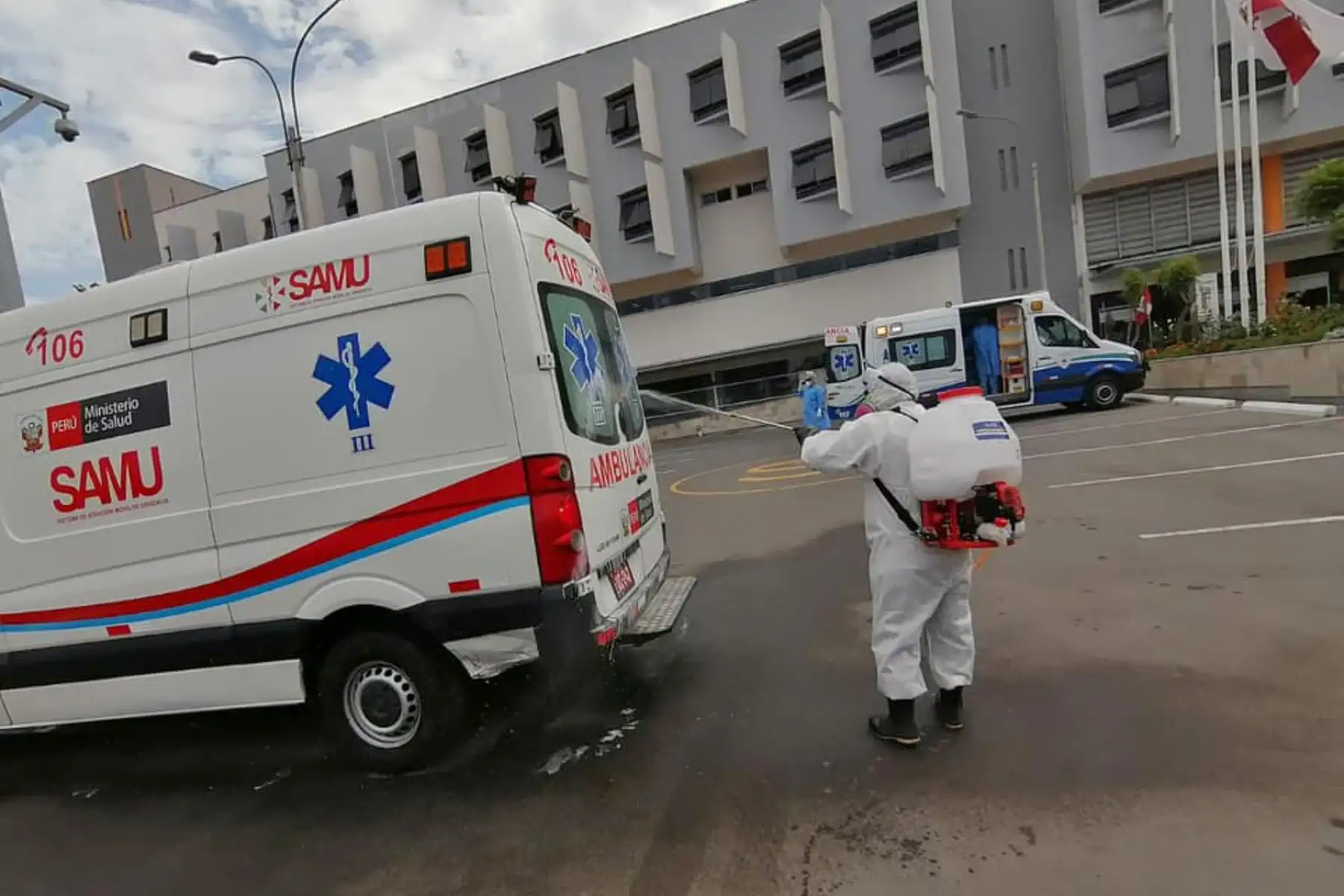 Personal encargado de desinfección de la Municipalidad de Villa El Salvador ejecutó trabajos en los alredores del Hospital de Emergecia de su jurisdicción a fin de evitar la propagación del coronavirus. Foto: ANDINA/Municipalidad de Villa El Savador