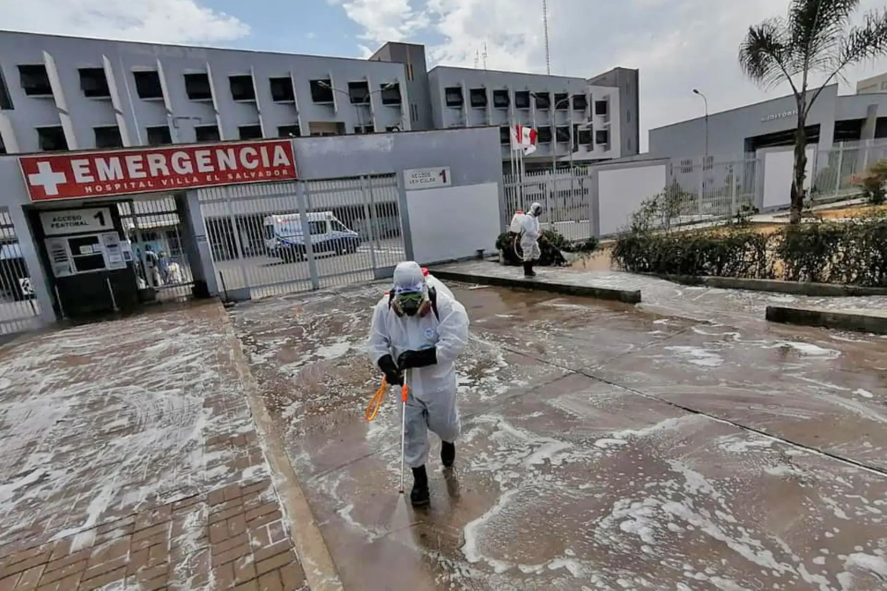Personal encargado de desinfección de la Municipalidad de Villa El Salvador ejecuta trabajos en los alredores del Hospital de Emergecia de su jurisdicción a fin de evitar la propagación del coronavirus. Foto: ANDINA/Municipalidad de Villa El Savador