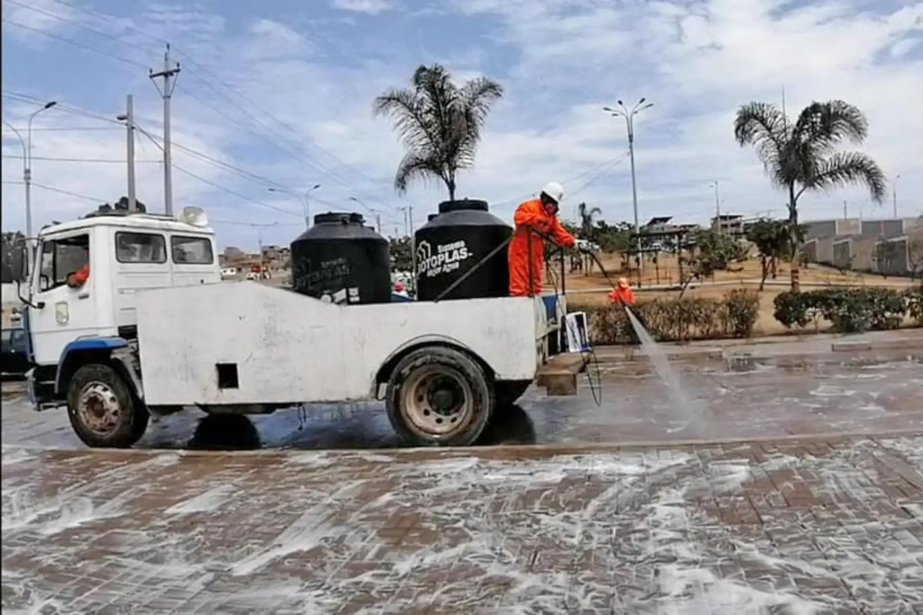 Personal encargado de desinfección de la Municipalidad de Villa El Salvador ejecutó trabajos en los alredores del Hospital de Emergecia de su jurisdicción a fin de evitar la propagación del coronavirus. Foto: ANDINA/Municipalidad de Villa El Savador