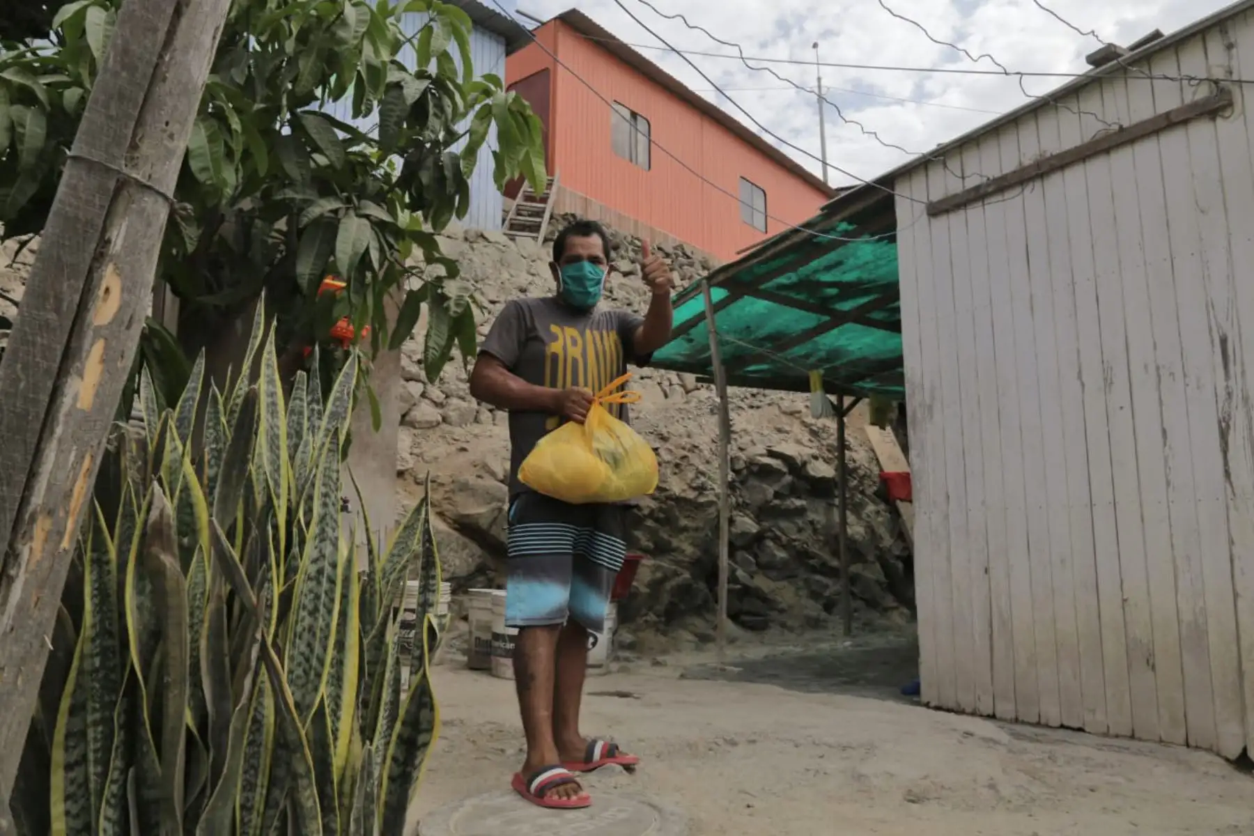 Personal de la Municipalidad de Pachacámac distribuyó alimentos de primera necesidad a los pobladores de los AA.HH. San Pablo Mirador, Upis Las Mercedes, Buena Vista, Palmeras de Fronteras, Coop. de Vivienda El Paraíso y Paul Poblet. Foto: ANDINA/Municipalidad de Pachacámac