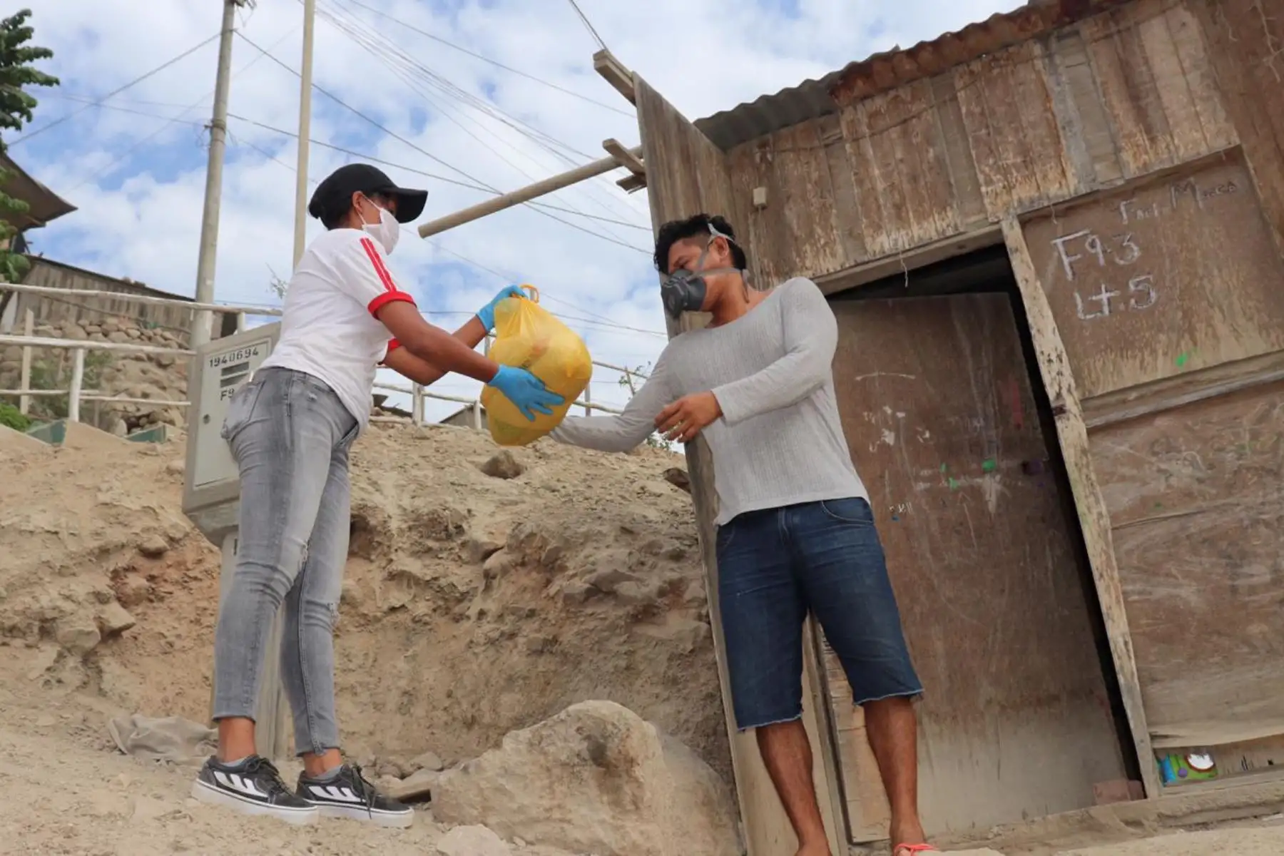 Personal de la Municipalidad de Pachacámac distribuyó alimentos de primera necesidad a los pobladores de los AA.HH. San Pablo Mirador, Upis Las Mercedes, Buena Vista, Palmeras de Fronteras, Coop. de Vivienda El Paraíso y Paul Poblet. Foto: ANDINA/Municipalidad de Pachacámac