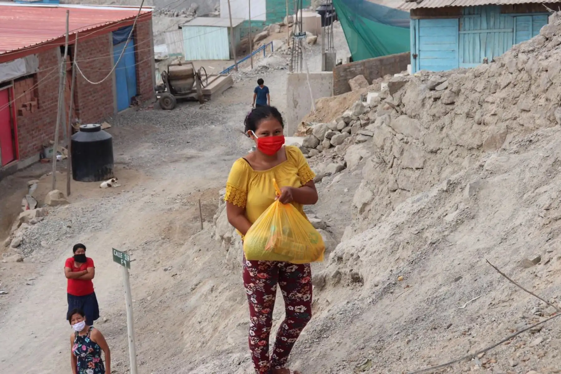 Personal de la Municipalidad de Pachacámac distribuyó alimentos de primera necesidad a los pobladores de los AA.HH. San Pablo Mirador, Upis Las Mercedes, Buena Vista, Palmeras de Fronteras, Coop. de Vivienda El Paraíso y Paul Poblet. Foto: ANDINA/Municipalidad de Pachacámac