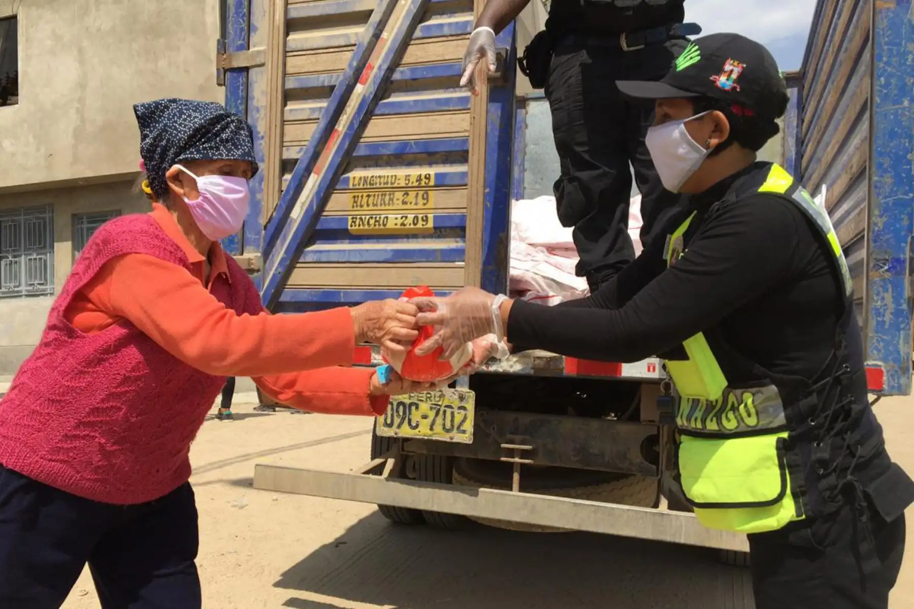 Personal de la Municipalidad de Pachacámac distribuyó alimentos de primera necesidad a los pobladores de los AA.HH. San Pablo Mirador, Upis Las Mercedes, Buena Vista, Palmeras de Fronteras, Coop. de Vivienda El Paraíso y Paul Poblet. Foto: ANDINA/Municipalidad de Pachacámac