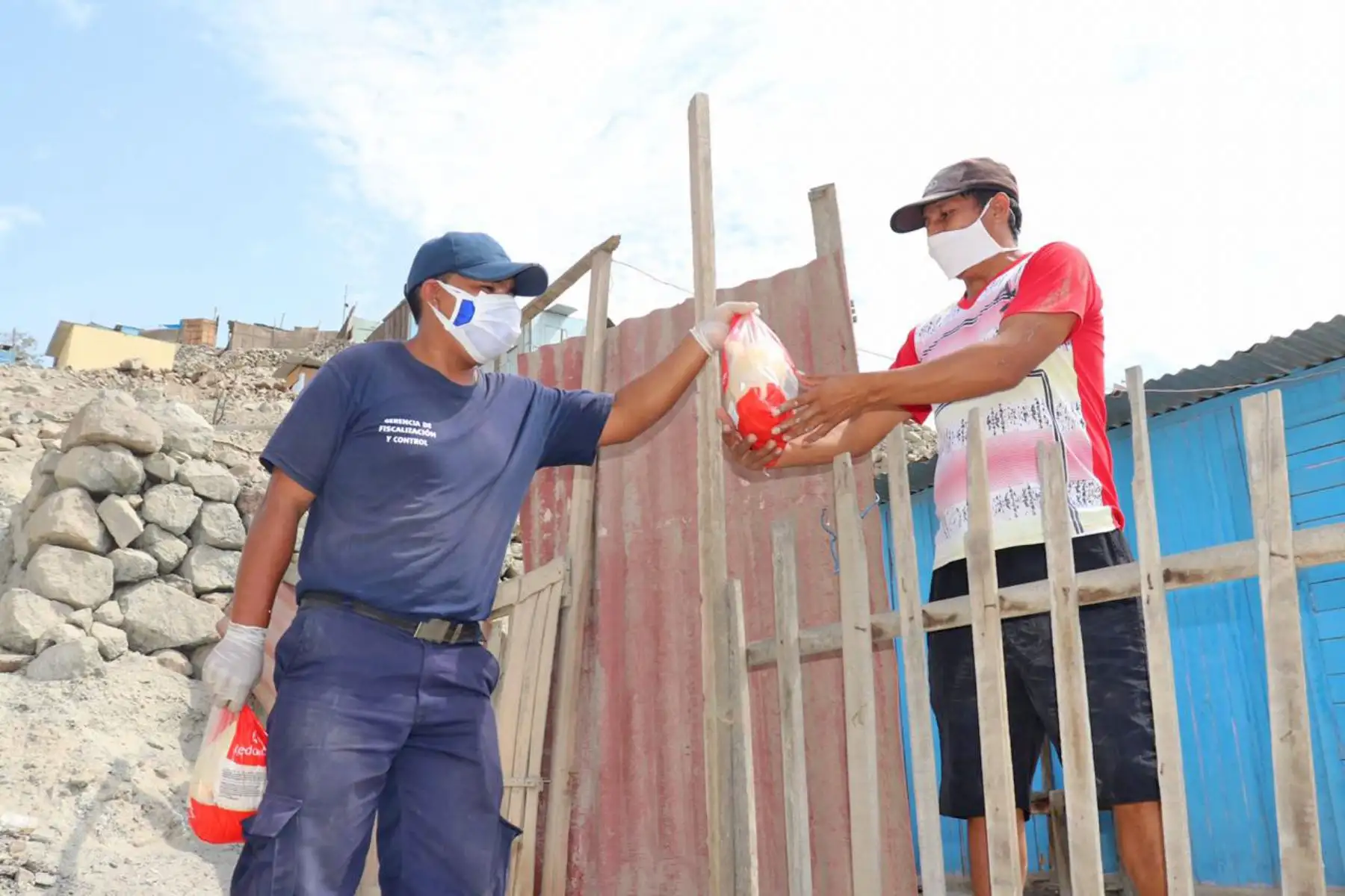 Personal de la Municipalidad de Pachacámac distribuyó alimentos de primera necesidad a los pobladores de los AA.HH. San Pablo Mirador, Upis Las Mercedes, Buena Vista, Palmeras de Fronteras, Coop. de Vivienda El Paraíso y Paul Poblet. Foto: ANDINA/Municipalidad de Pachacámac