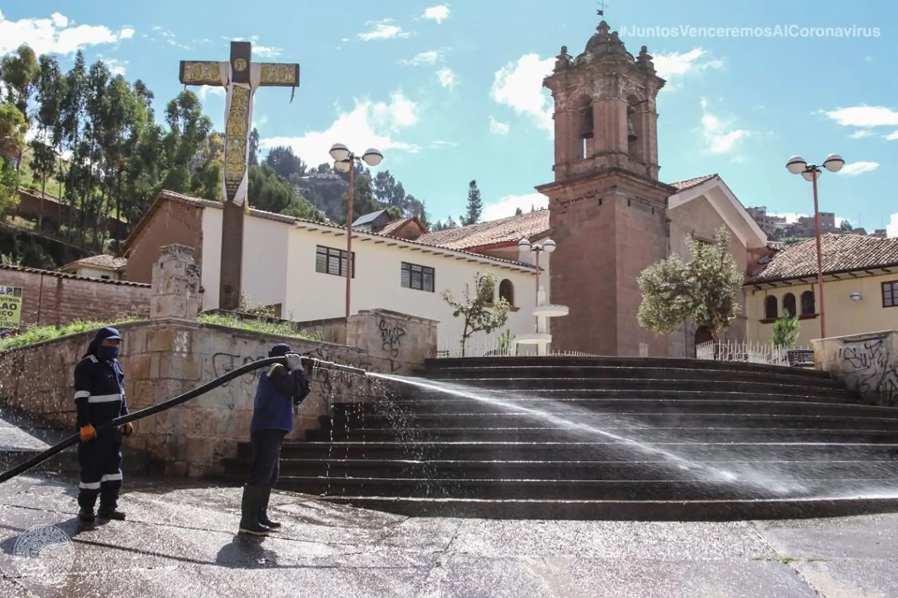 Personal de limpieza y desinfección de la Municipalidad de Cusco ejecutó trabajos en la Urb. Tahuantinsuyo con la finalidad de evitar la propagación del coronavirus. Foto: ANDINA/Municipalidad del Cusco