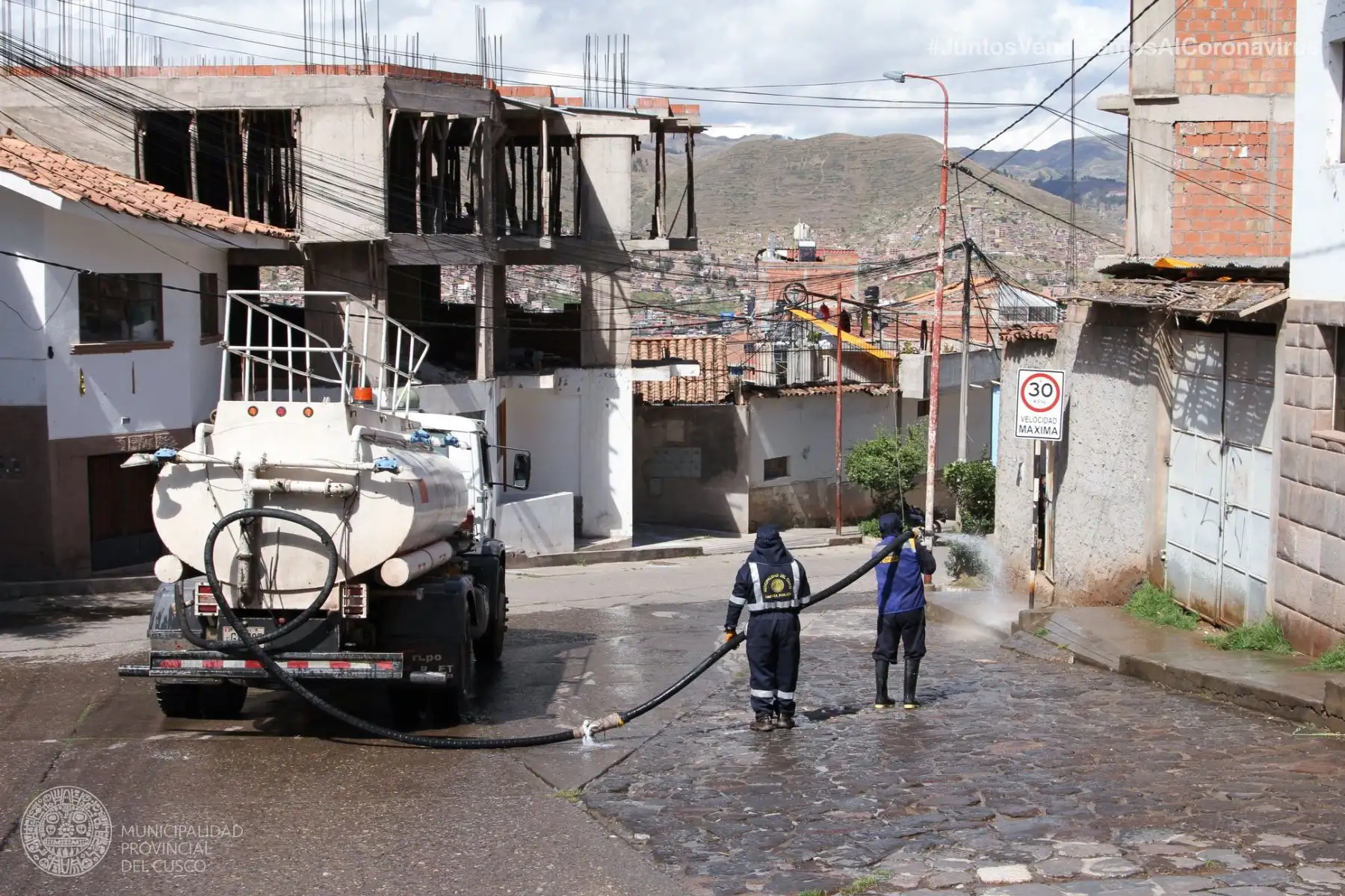 Personal de limpieza y desinfección de la Municipalidad de Cusco ejecutó trabajos en la Urb. Tahuantinsuyo con la finalidad de evitar la propagación del coronavirus. Foto: ANDINA/Municipalidad del Cusco