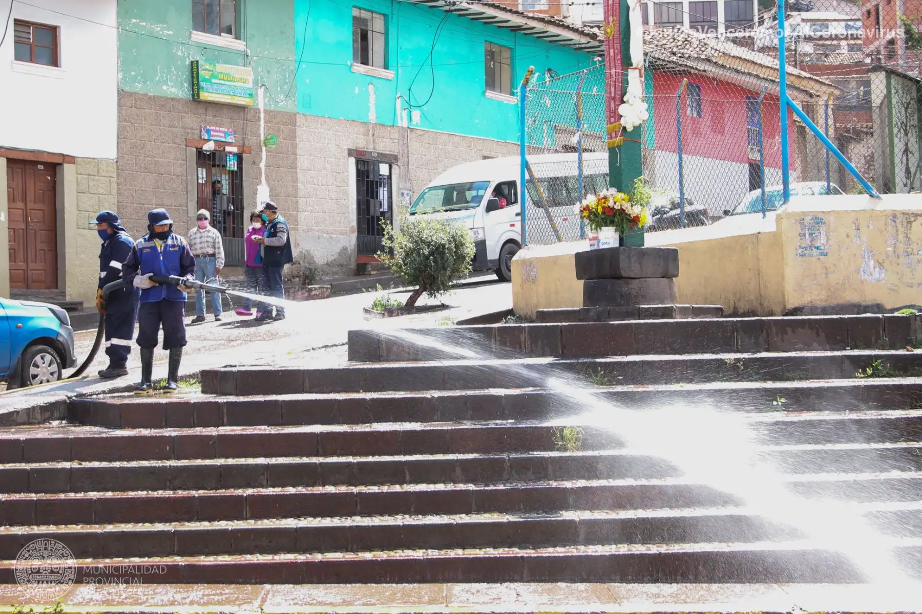 Personal de limpieza y desinfección de la Municipalidad de Cusco ejecutó trabajos en la Urb. Tahuantinsuyo con la finalidad de evitar la propagación del coronavirus. Foto: ANDINA/Municipalidad del Cusco