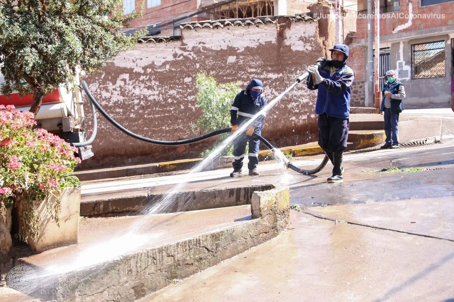 Personal de limpieza y desinfección de la Municipalidad de Cusco ejecutó trabajos en la Urb. Tahuantinsuyo con la finalidad de evitar la propagación del coronavirus. Foto: ANDINA/Municipalidad del Cusco