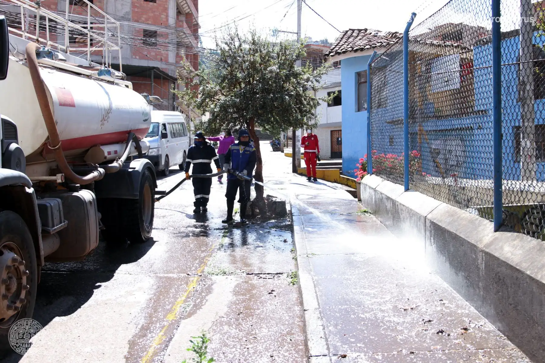 Personal de limpieza y desinfección de la Municipalidad de Cusco ejecutó trabajos en la Urb. Tahuantinsuyo con la finalidad de evitar la propagación del coronavirus. Foto: ANDINA/Municipalidad del Cusco