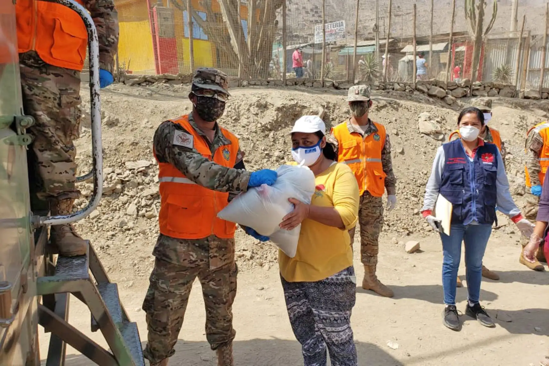 En el marco de la Campaña "Ayudanos a Ayudar", la FAP junto a Caritas del Perú, hicieron entrega de alimentos de primera necesidad a familias del asentamiento humano Alto Villa Jardín en Jicamarca, Huarochirí. Foto: ANDINA/FAP