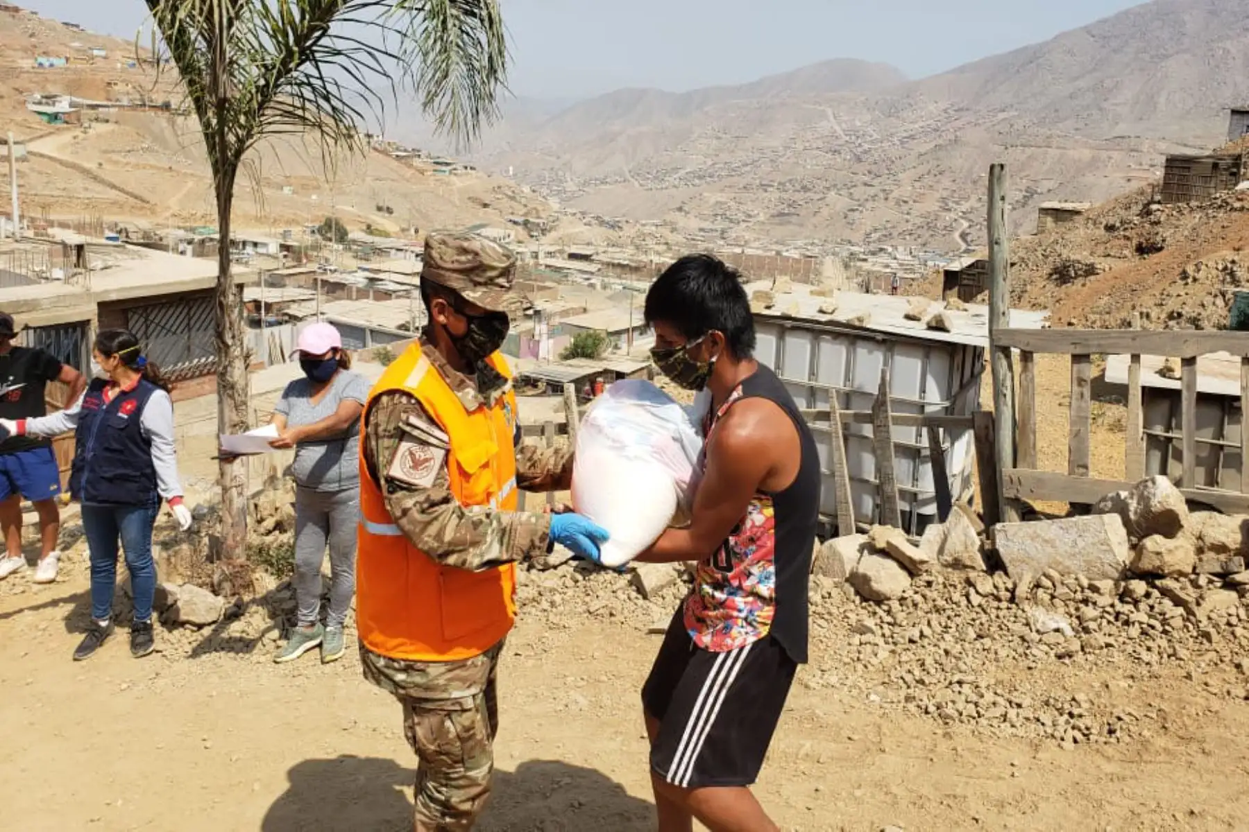 En el marco de la Campaña "Ayudanos a Ayudar", la FAP junto a Caritas del Perú, hicieron entrega de alimentos de primera necesidad a familias del asentamiento humano Alto Villa Jardín en Jicamarca, Huarochirí. Foto: ANDINA/FAP