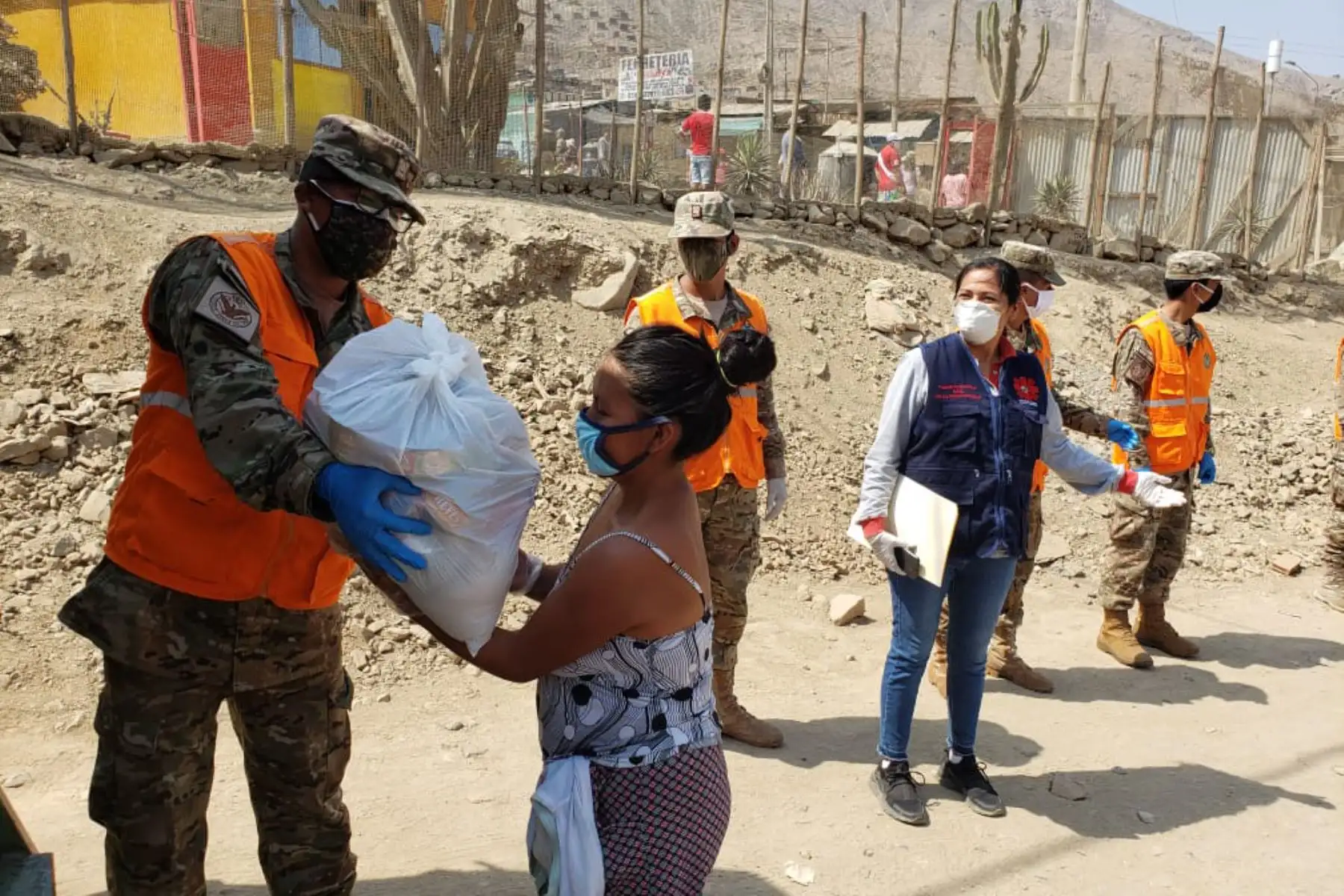 En el marco de la Campaña "Ayudanos a Ayudar", la FAP junto a Caritas del Perú, hicieron entrega de alimentos de primera necesidad a familias del asentamiento humano Alto Villa Jardín en Jicamarca, Huarochirí. Foto: ANDINA/FAP