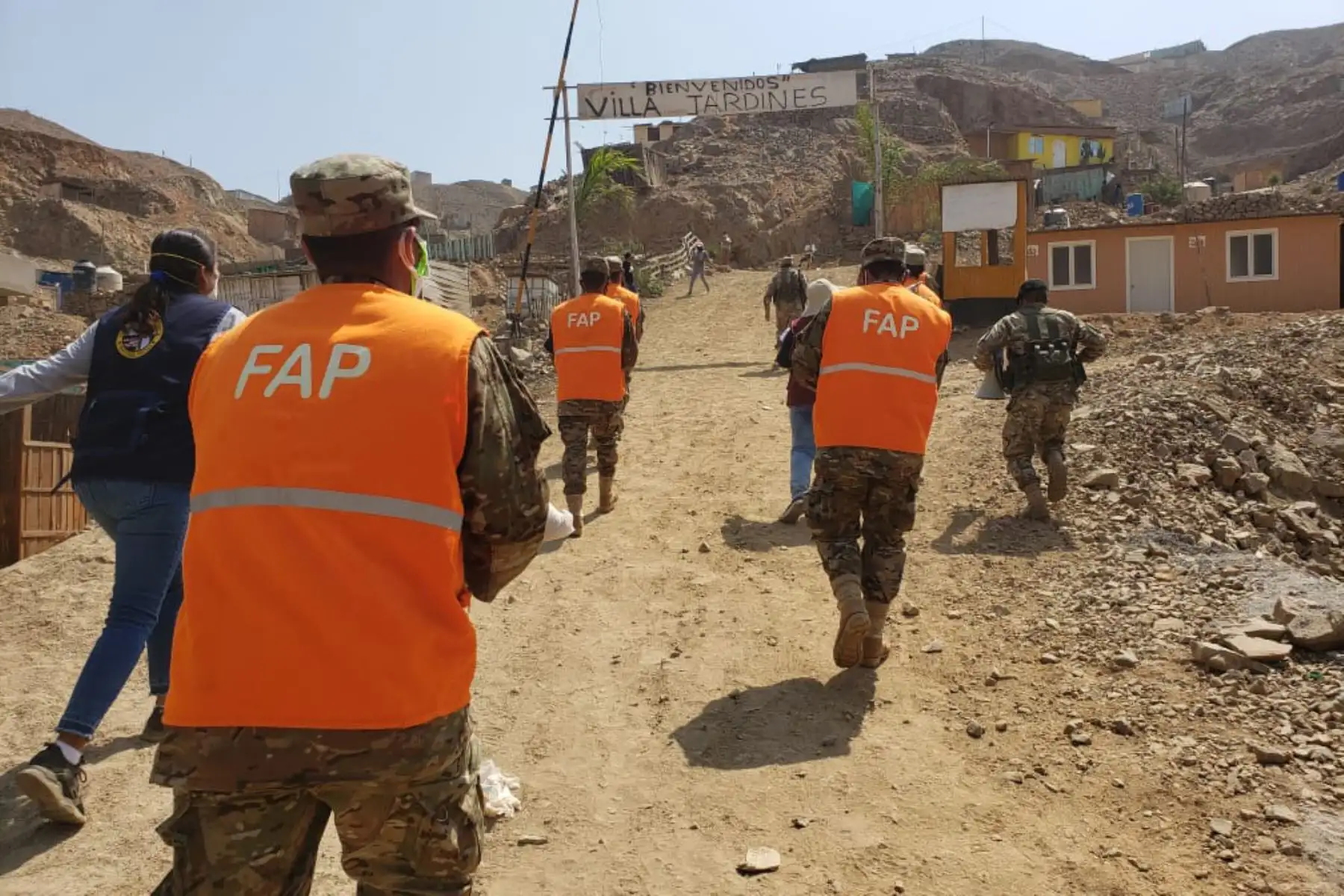 En el marco de la Campaña "Ayudanos a Ayudar", la FAP junto a Caritas del Perú, hicieron entrega de alimentos de primera necesidad a familias del asentamiento humano Alto Villa Jardín en Jicamarca, Huarochirí. Foto: ANDINA/FAP