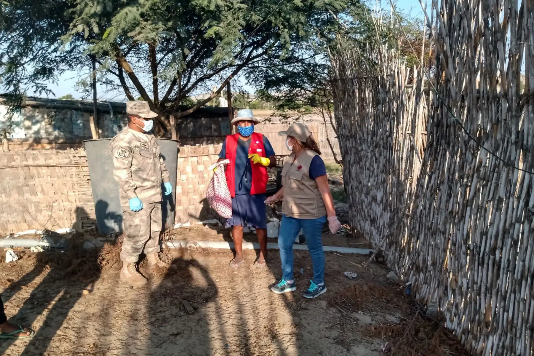 Fuerzas Armadas continúan repartiendo víveres a familias vulnerables de Yurimaguas y Chimbote en marco de campaña “Ayudanos a Ayudar”. Foto: ANDINA/Mindef