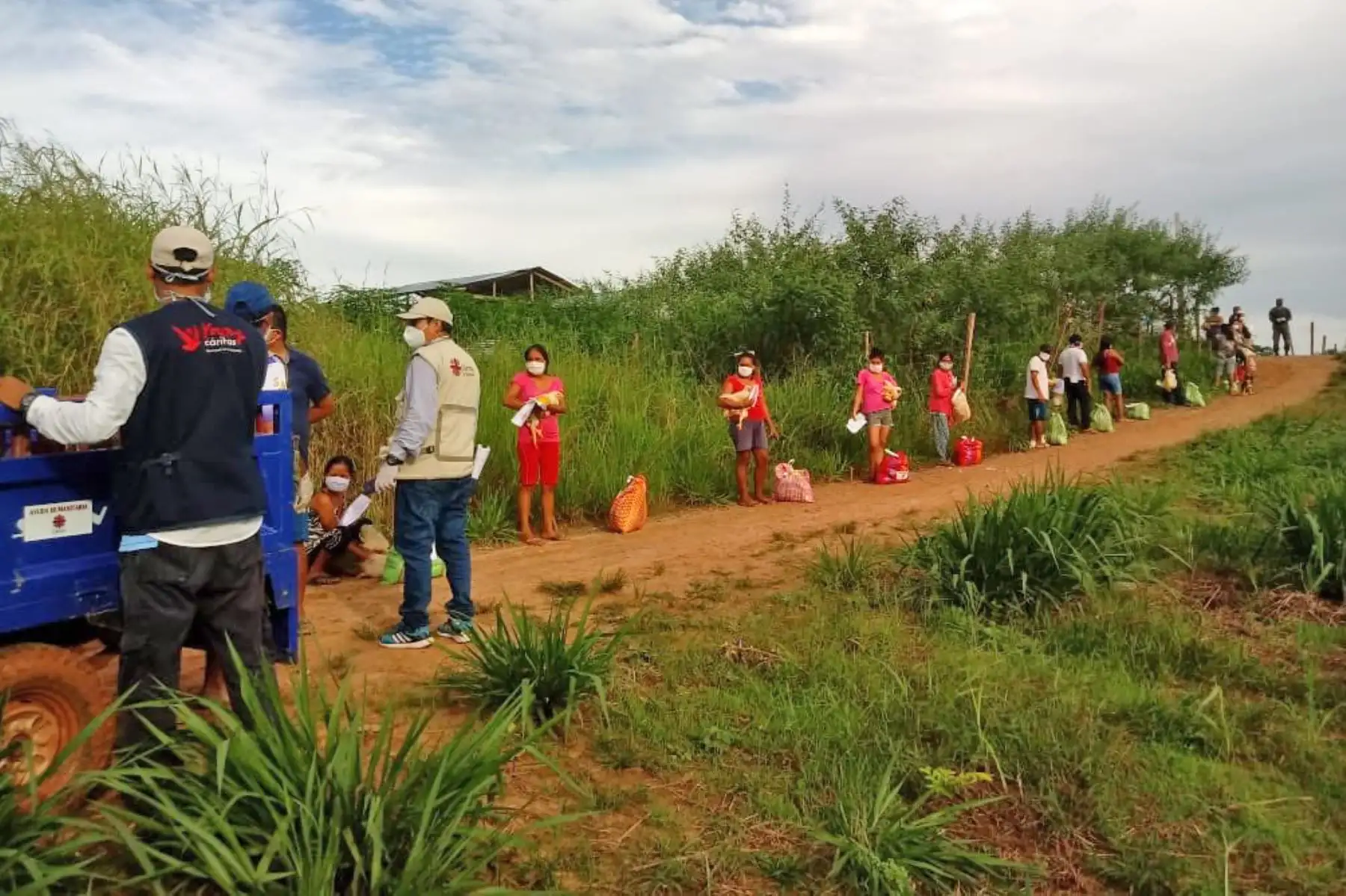 Fuerzas Armadas continúan repartiendo víveres a familias vulnerables de Yurimaguas y Chimbote en marco de campaña “Ayudanos a Ayudar”. Foto: ANDINA/Mindef