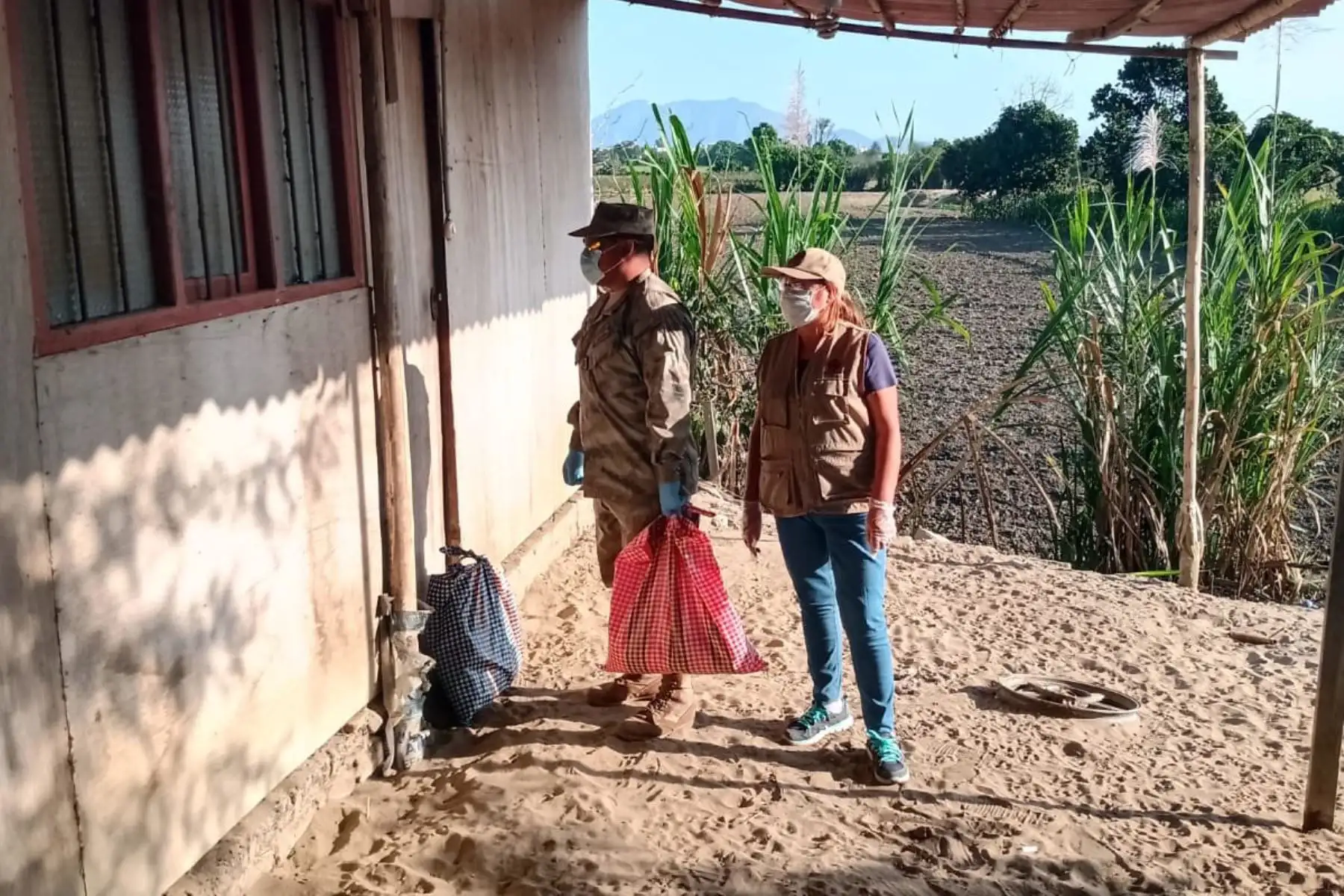Fuerzas Armadas continúan repartiendo víveres a familias vulnerables de Yurimaguas y Chimbote en marco de campaña “Ayudanos a Ayudar”. Foto: ANDINA/Mindef