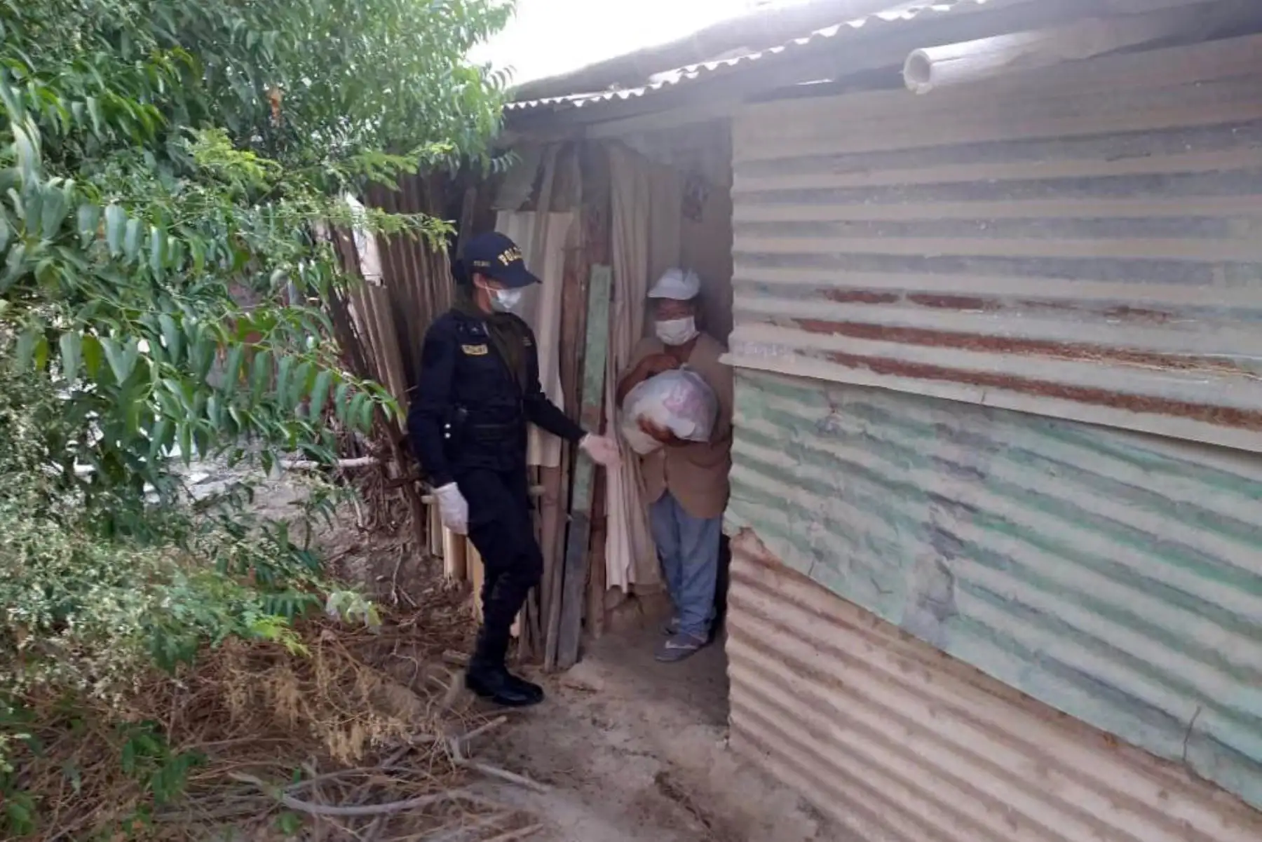 Efectivos de la Comisaría de Tacalá en Piura repartieron alimentos de primera necesidad a familias vulnerables de la jurisdicción. Foto: ANDINA/PNP