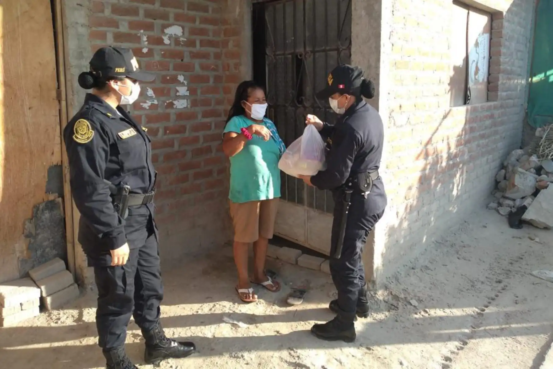 Efectivos de la Comisaría de Tacalá en Piura repartieron alimentos de primera necesidad a familias vulnerables de la jurisdicción. Foto: ANDINA/PNP