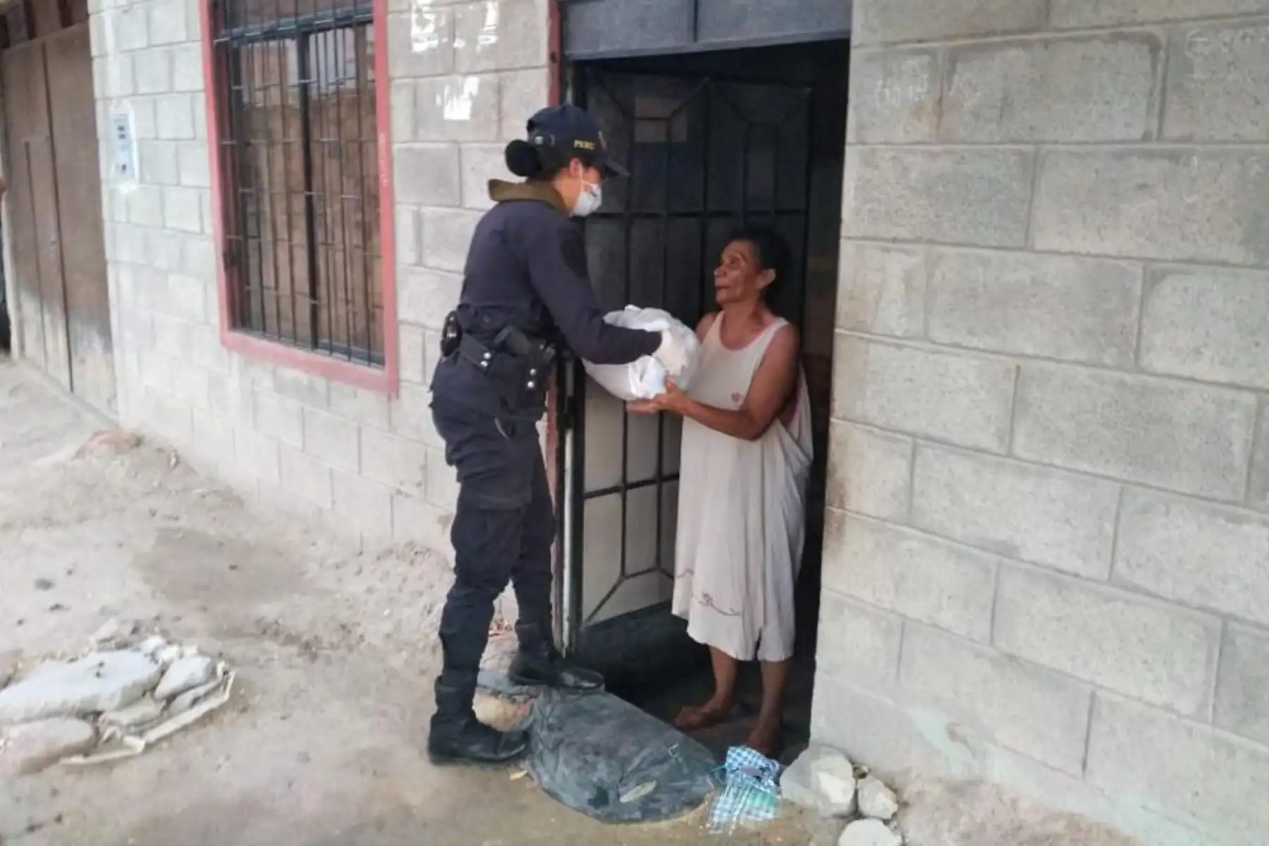 Efectivos de la Comisaría de Tacalá en Piura repartieron alimentos de primera necesidad a familias vulnerables de la jurisdicción. Foto: ANDINA/PNP