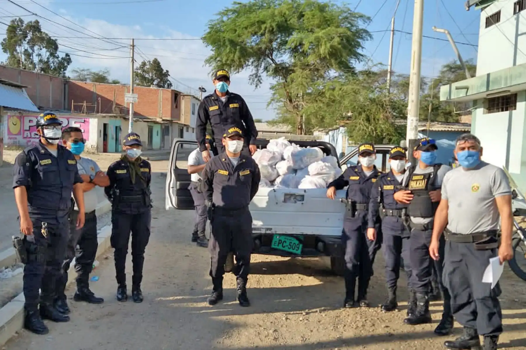 Efectivos de la Comisaría de Tacalá en Piura repartieron alimentos de primera necesidad a familias vulnerables de la jurisdicción. Foto: ANDINA/PNP