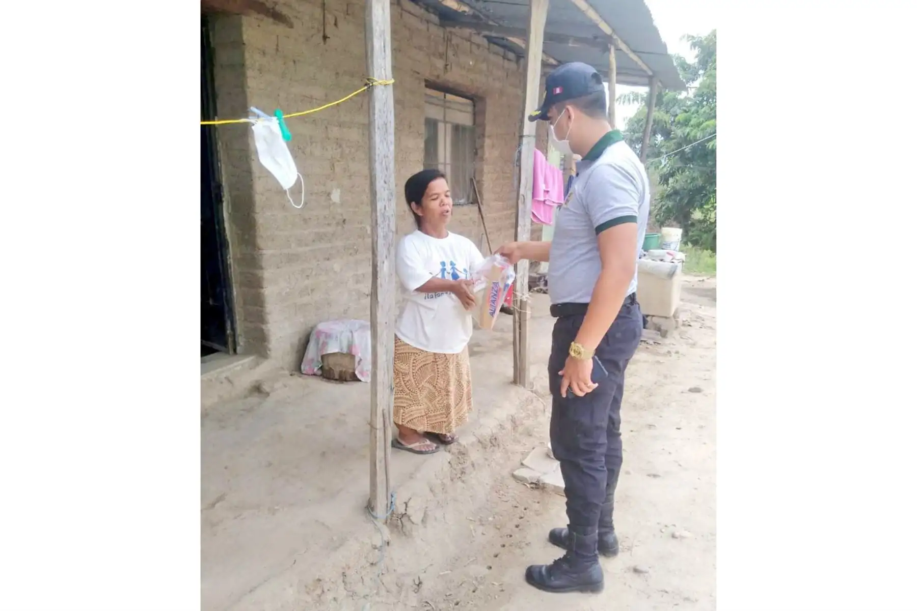 En un noble gesto solidario, efectivos de la Comisaría Cruceta donaron 70 canastas con víveres de primera necesidad para personas de escasos recursos económicos en Piura. Foto: ANDINA/PNP