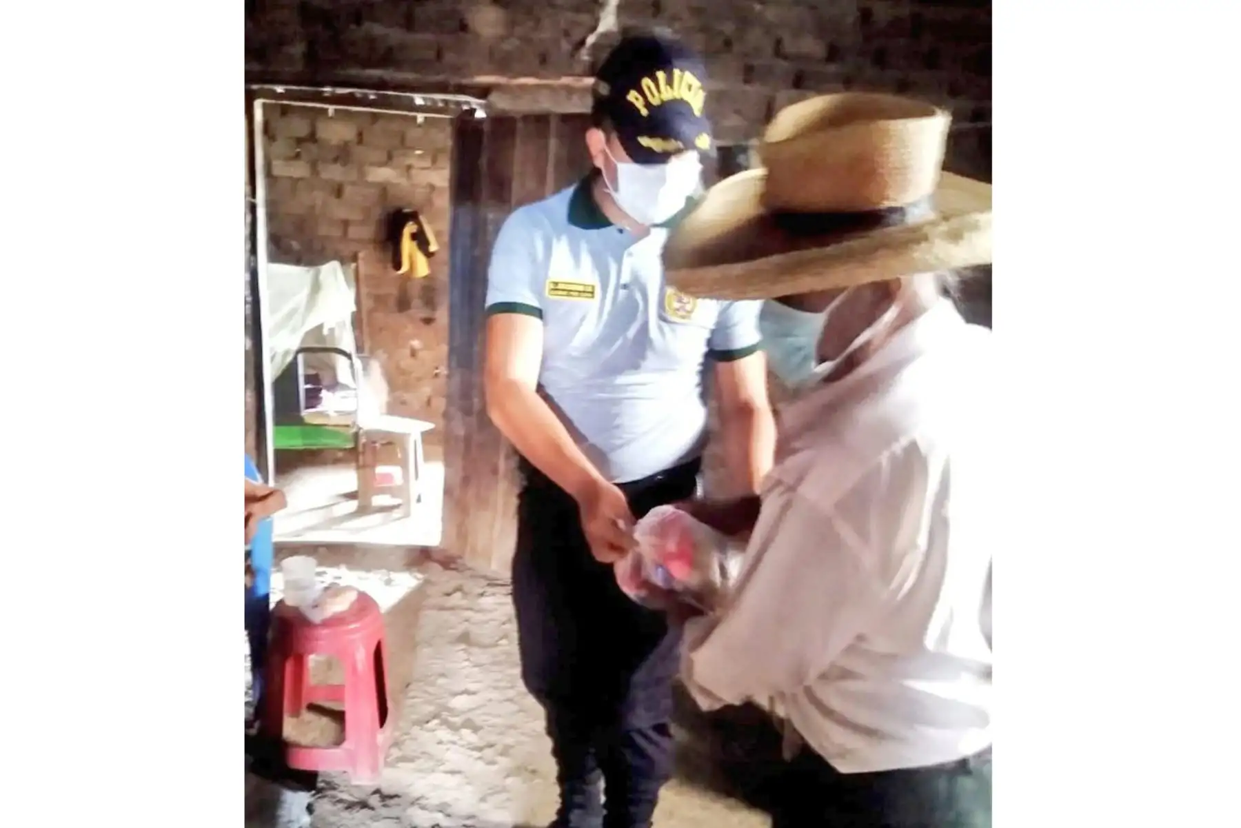 En un noble gesto solidario, efectivos de la Comisaría Cruceta donaron 70 canastas con víveres de primera necesidad para personas de escasos recursos económicos en Piura. Foto: ANDINA/PNP